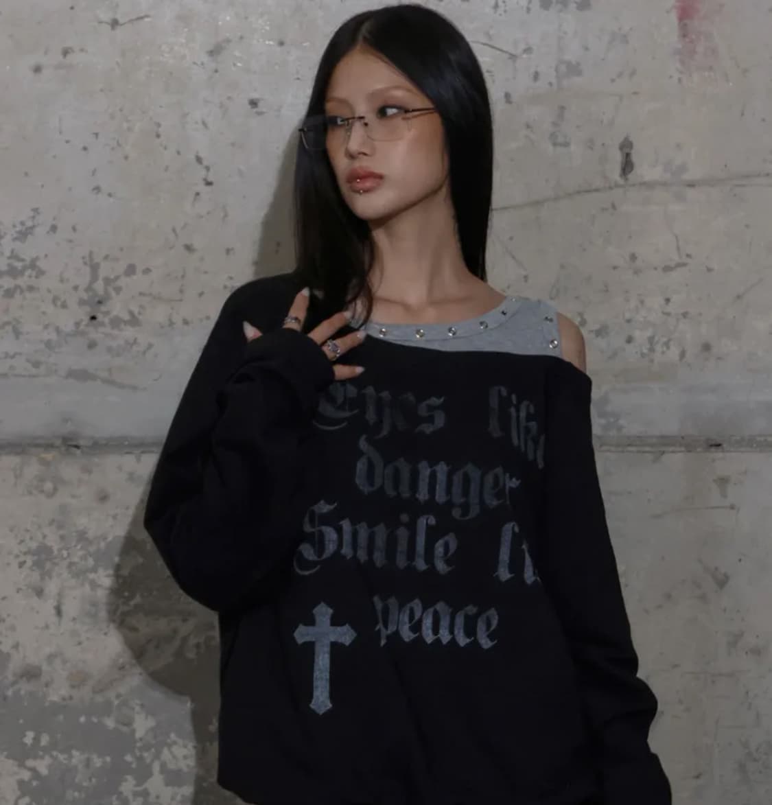 팬시클럽 로저리 노이어 원숄더 맨투맨 상품이미지1