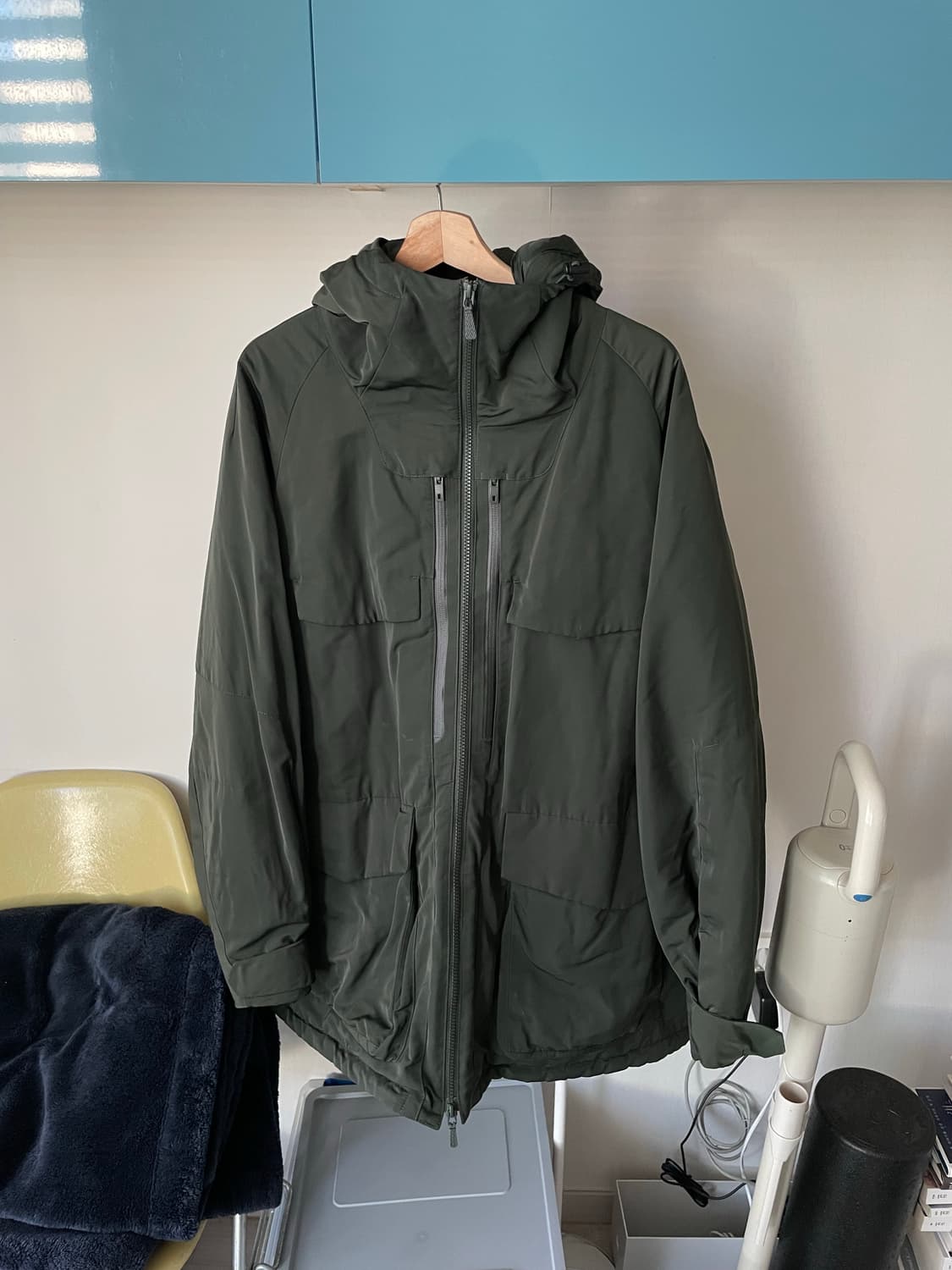 유니클로 화이트마운티니어링 하이브리드 다운 오바사이즈 파카 다크그린 상품이미지3