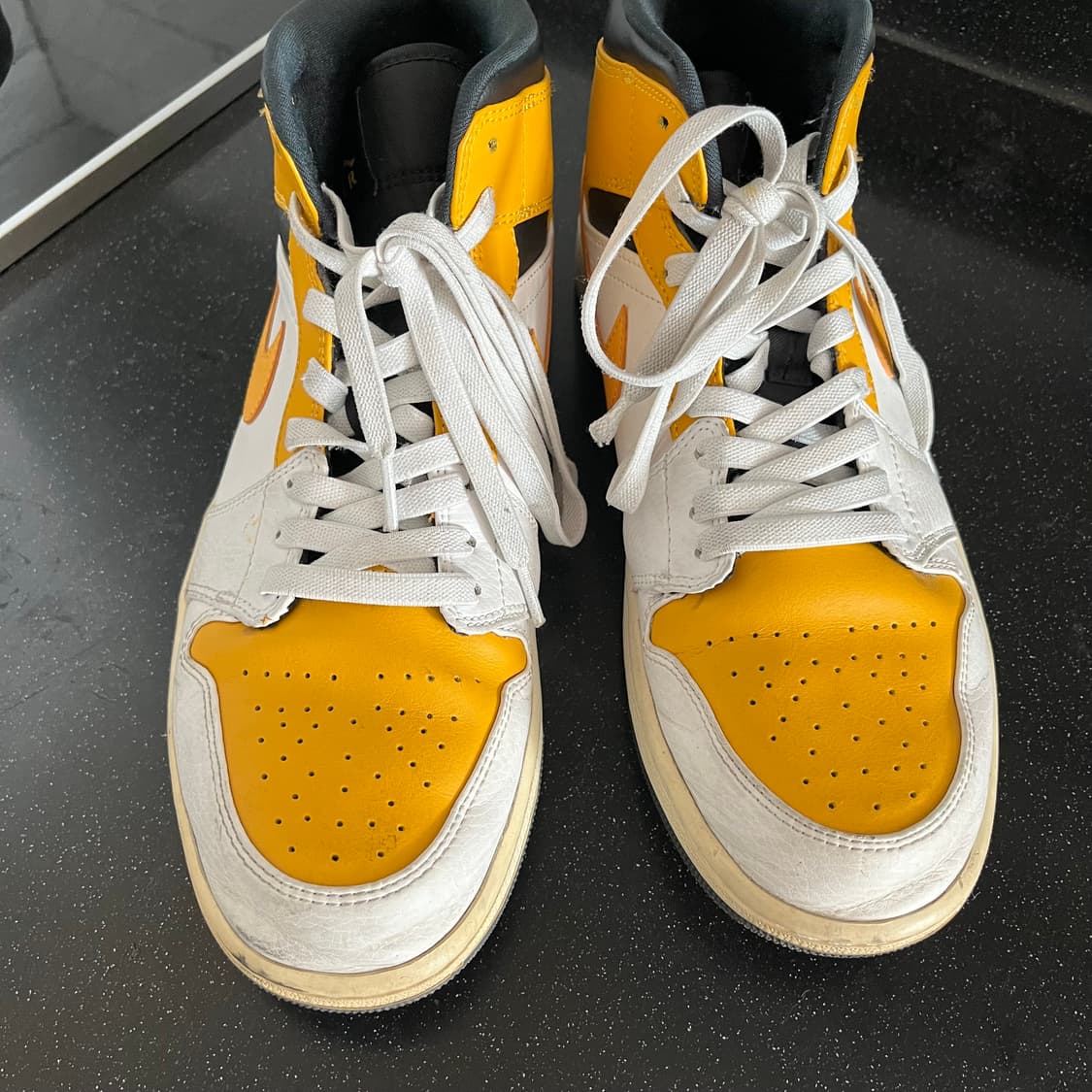 조던1 미드 유니버시티 골드 285 상품이미지3