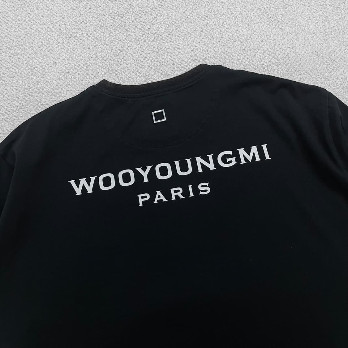 우영미 백 로고 반팔티 블랙 상품이미지4