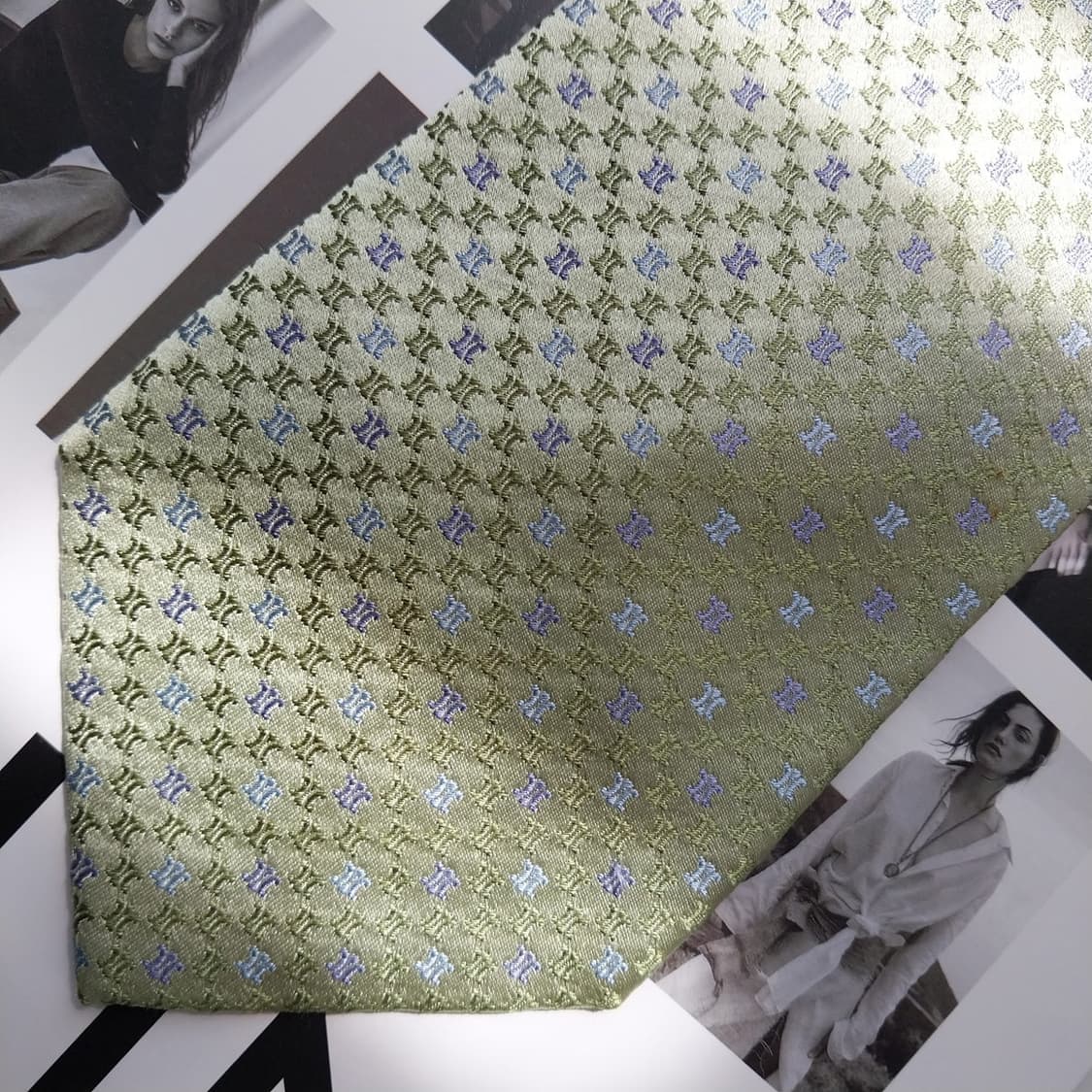 셀린느 실크 민트 트리오페 자수 넥타이 9.1cm A+등급 K2556
 상품이미지6