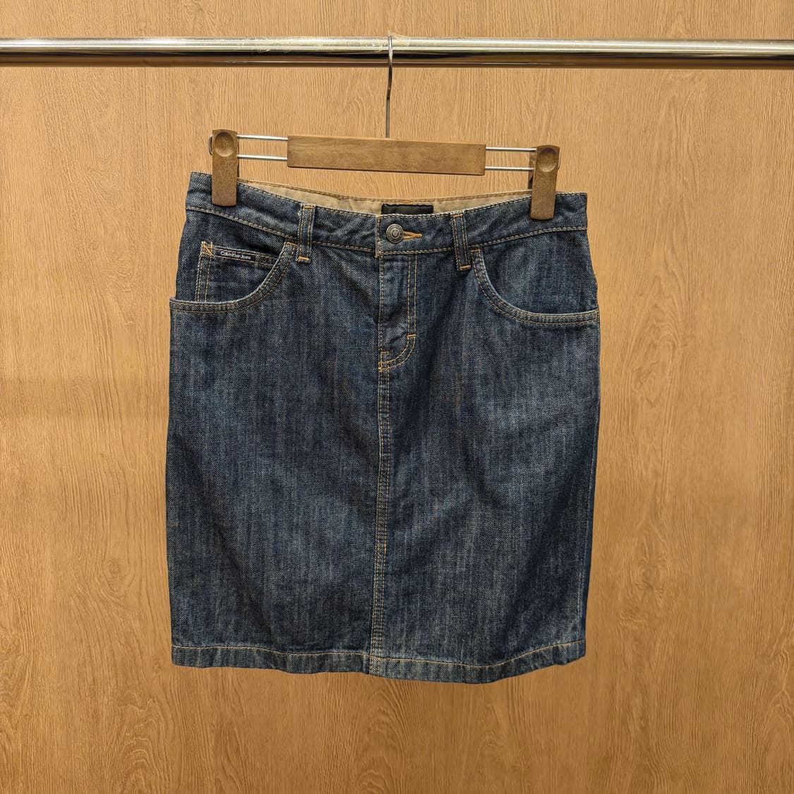 캘빈클라인 진스 데님 스커트 백 포켓 큐빅 장식 디테일 H라인 진청 상품이미지2