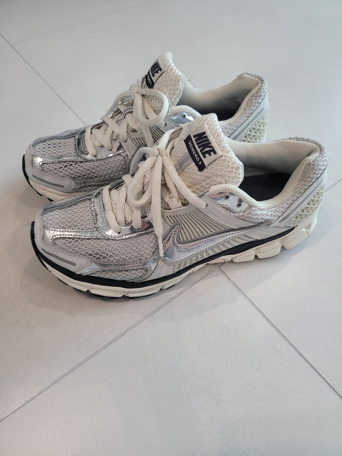 👟 [280] "발이 먼저 아는 편안함" 나이키 줌 보메로 5 실버 상품이미지1