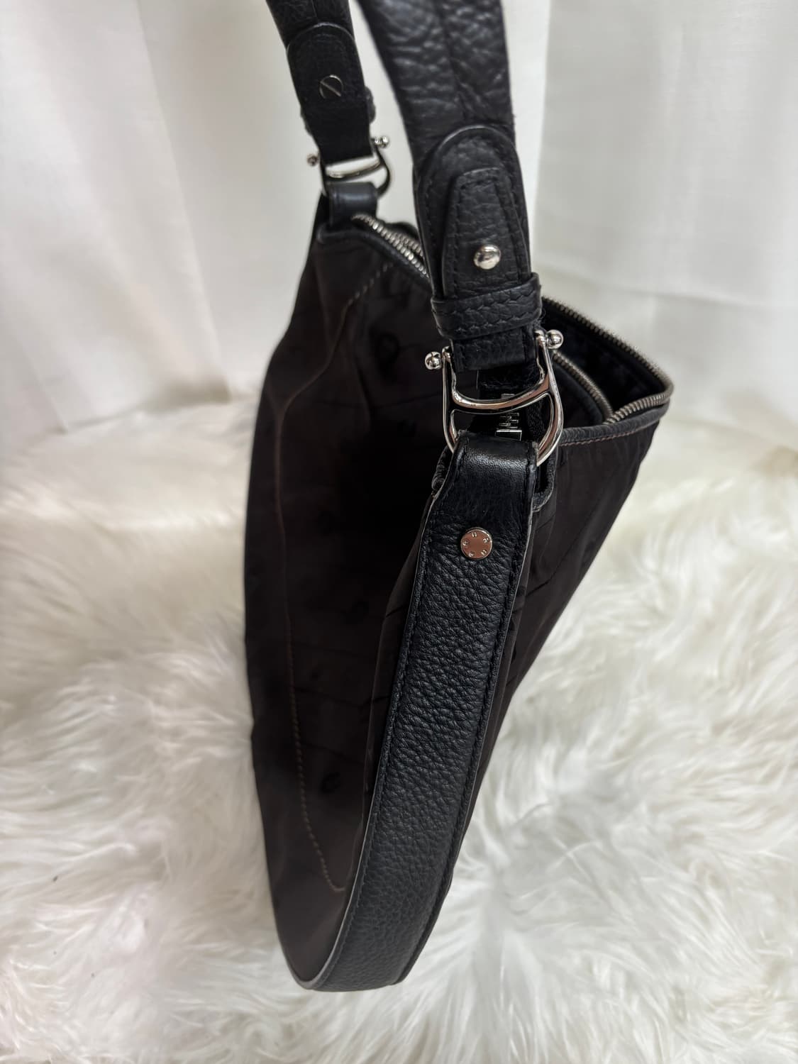 아이그너(Aigner)로고 모노그램 패턴 다크 브라운 호보 숄더백 상품이미지4