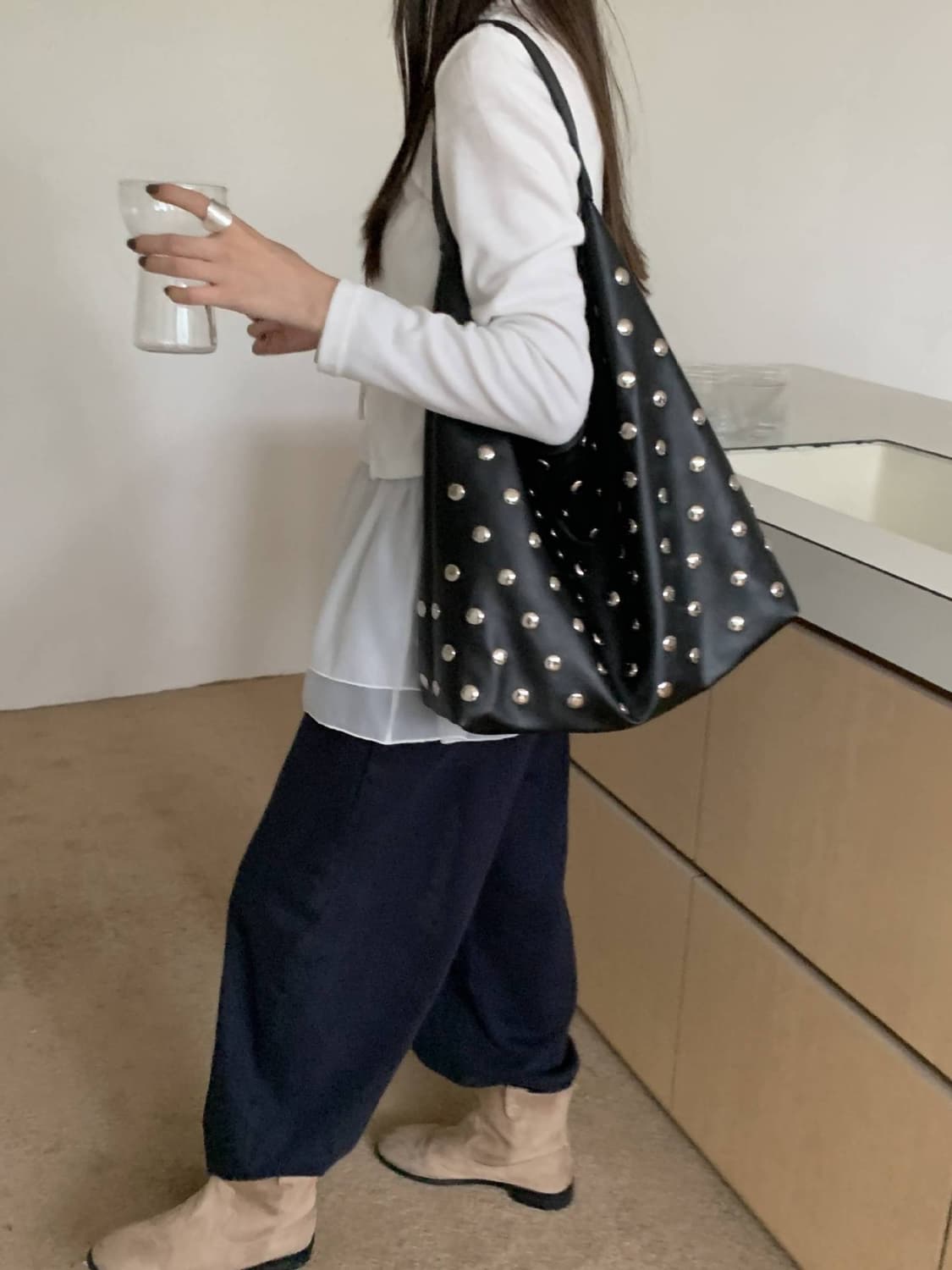 블랙 스터드 숄더백 상품이미지2