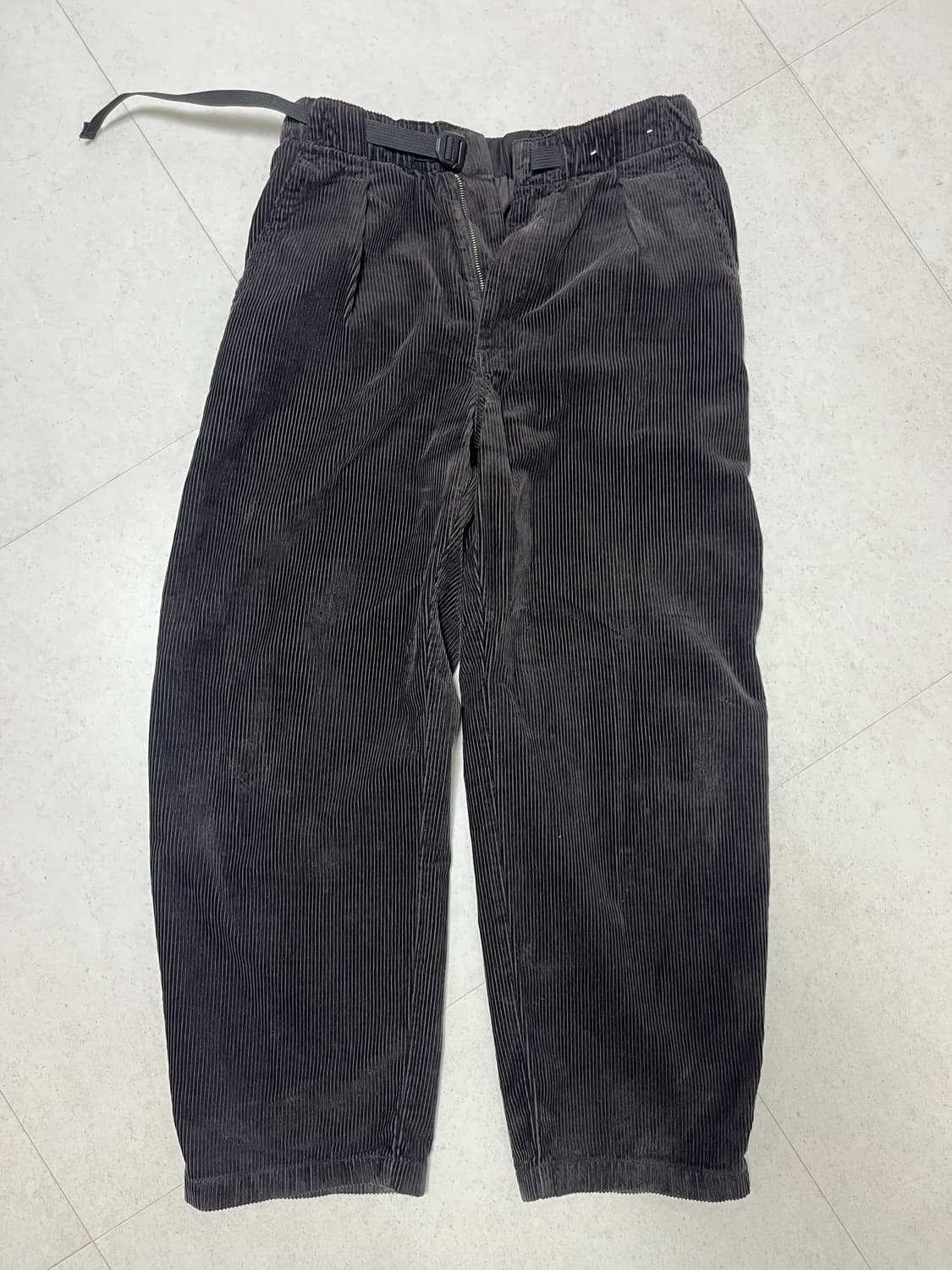 [M] 유니클로U / 24FW 코듀로이 턱 와이드팬츠 / 다크그레이 상품이미지3