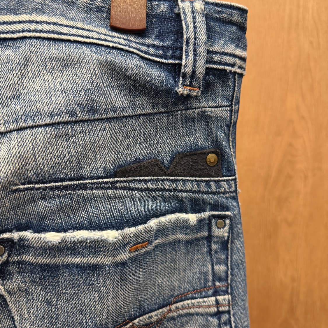 디젤 워싱 디스트로이드 데님 팬츠 워치 포켓 절개 프레이드 디테일 중청 상품이미지6