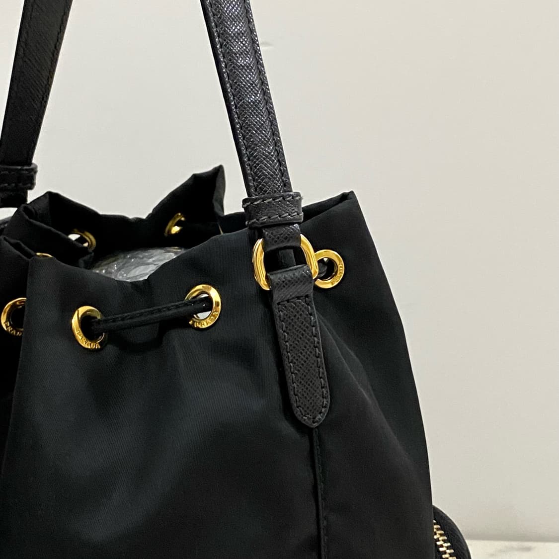 프라다 듀엣 리나일론 삼각로고 버킷백 1BH038 블랙 상품이미지4