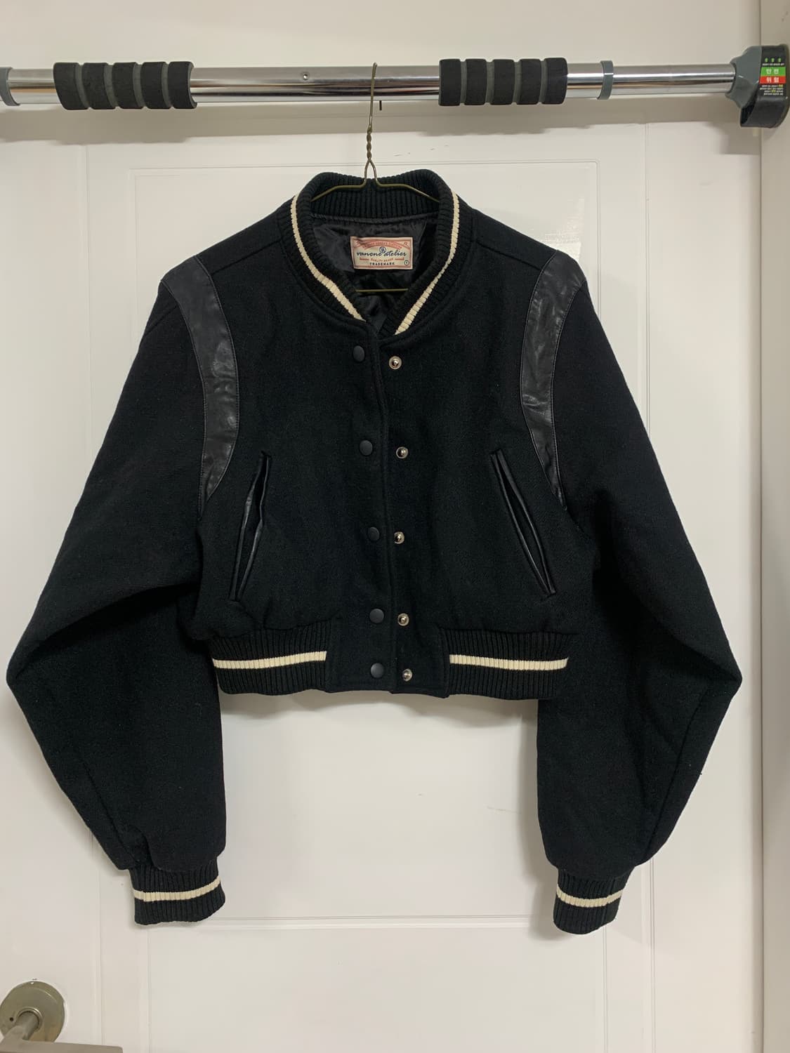 반원 아틀리에 크롭 바시티 자켓 상품이미지1