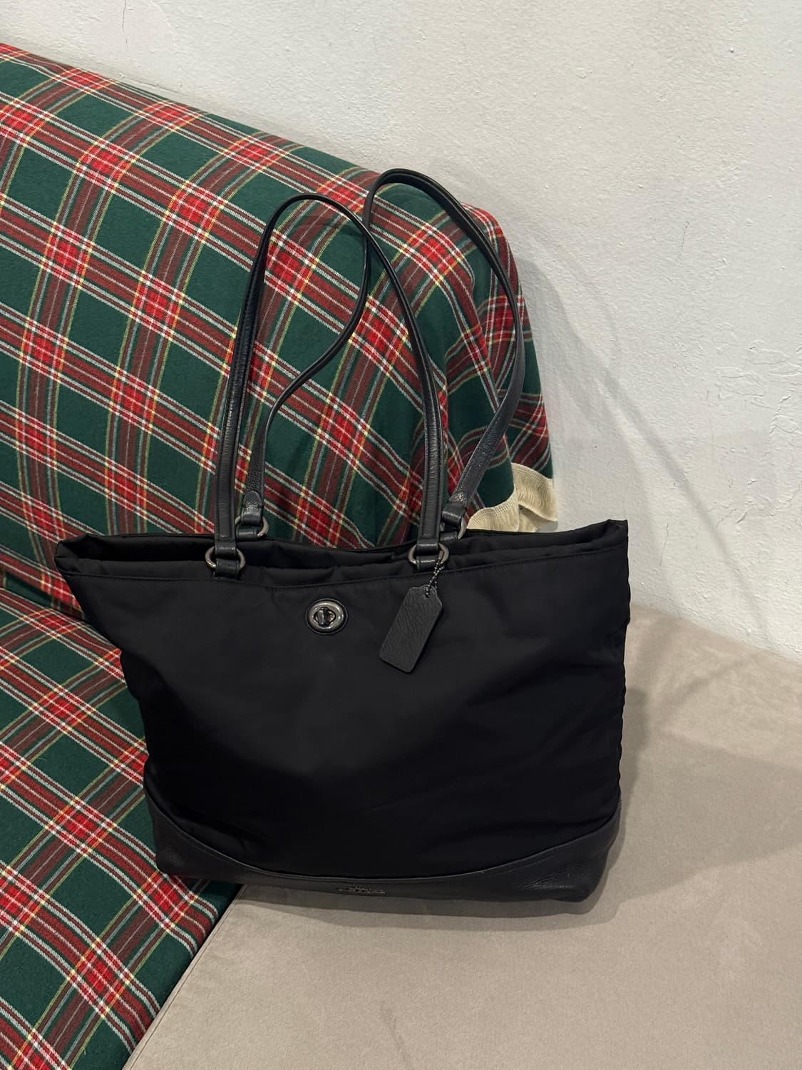 코치 나일론 턴락 숄더백 상품이미지5