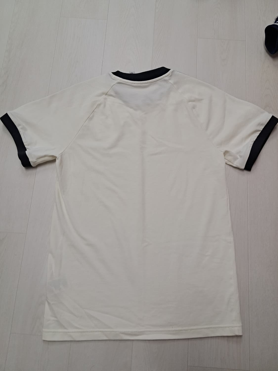 (오해원 착용)아디다스 독일 아디컬러 클래식 삼선 티셔츠 오프 화이트  상품이미지7