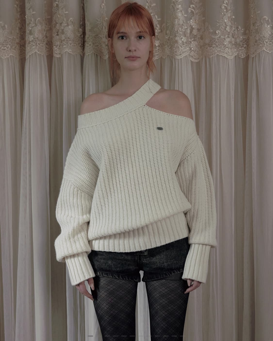 보헤미안서울 컷아웃 니트 오프숄더 상품이미지1