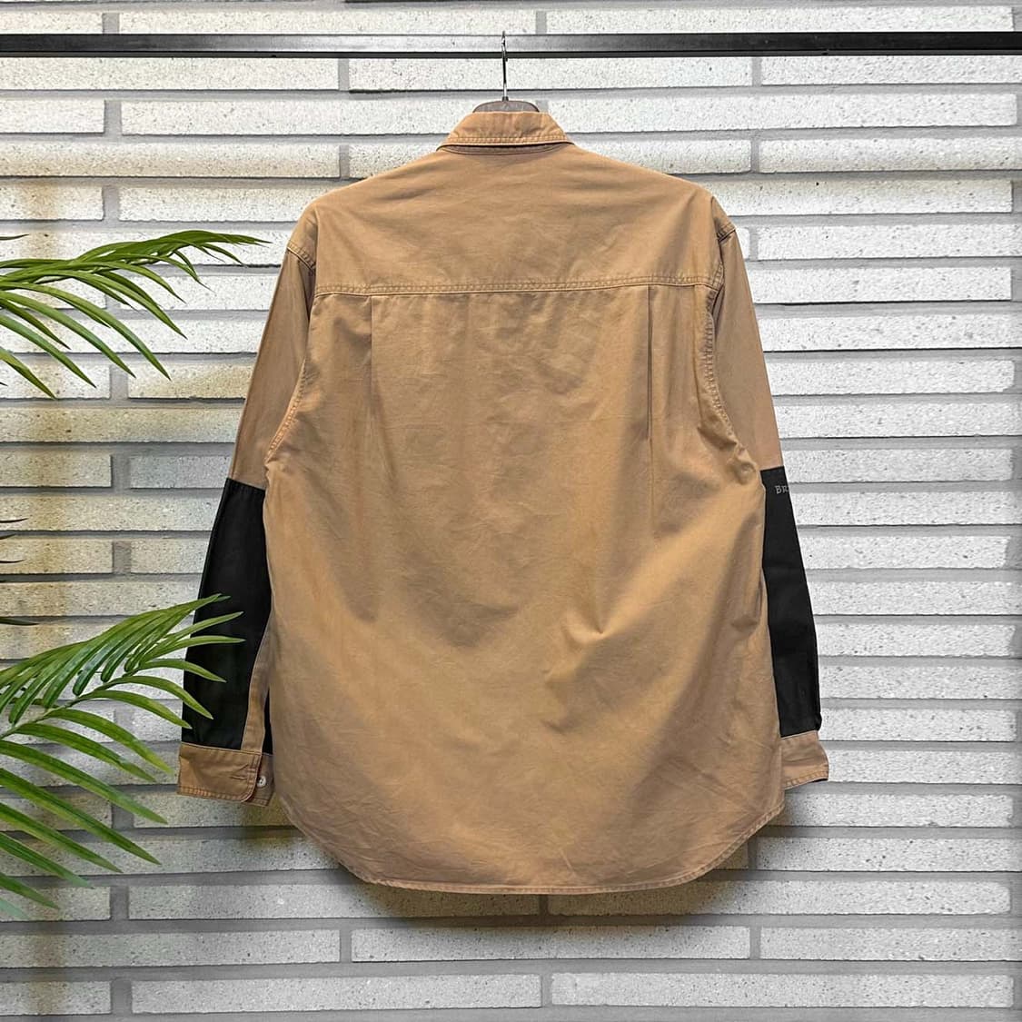 컬럼비아 긴팔 워크 셔츠 앞면 로고 배색 원포켓 디테일 카멜 베이지 상품이미지3