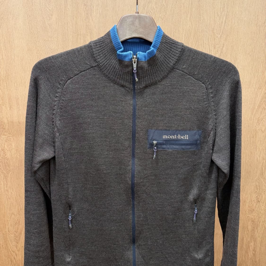 몽벨 하이넥 니트 풀집업 자켓 블루 배색 리브 지퍼 포켓 디테일 브라운 상품이미지4