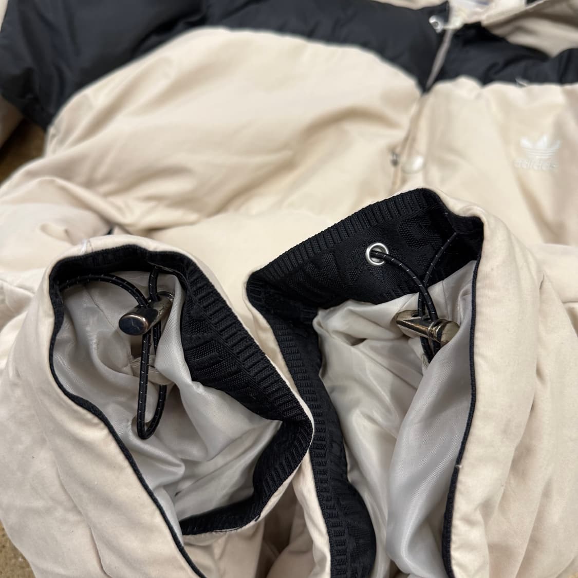 아디다스 흰검 크림 패딩 90 상품이미지7