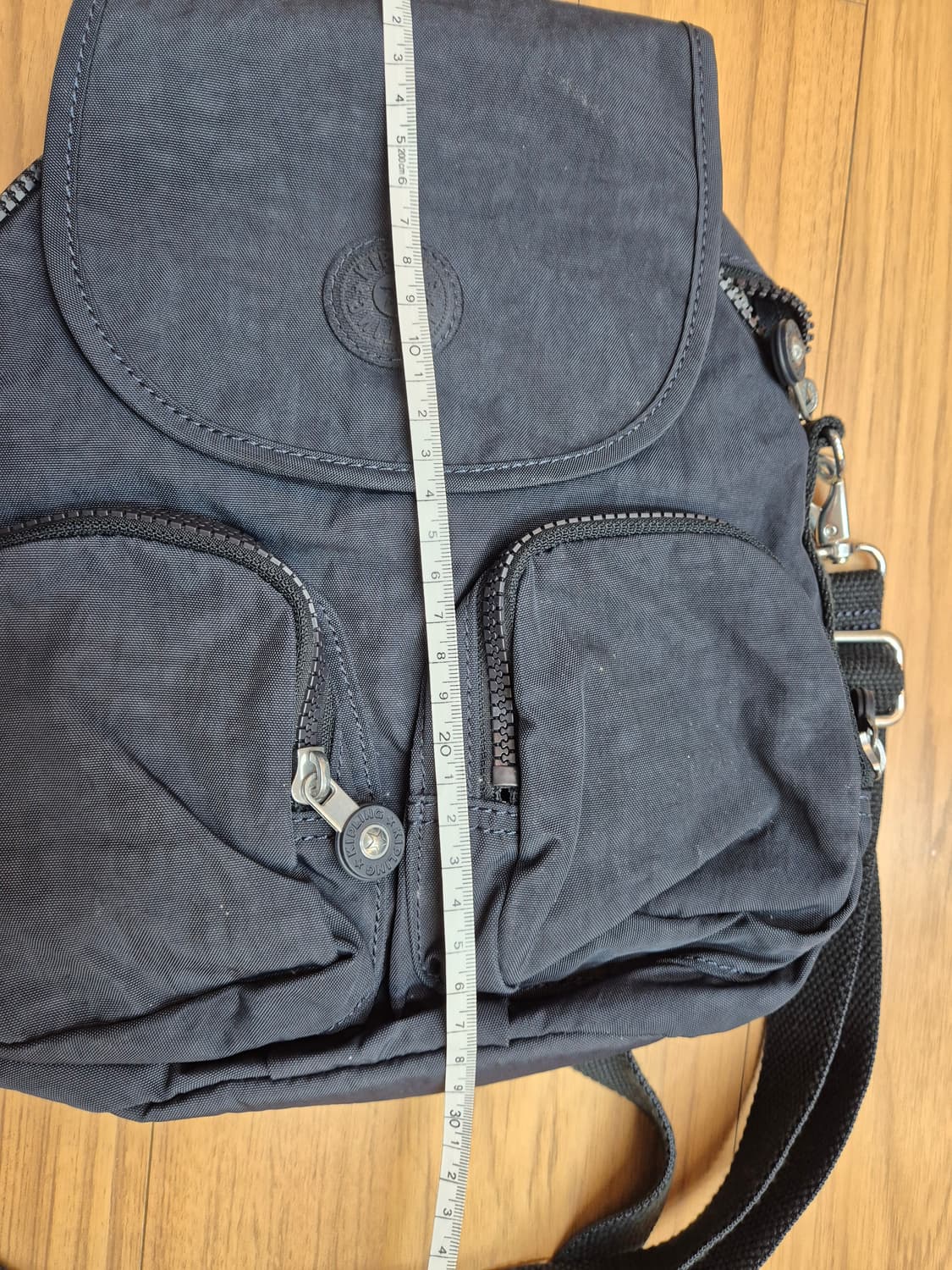 키플링 백팩 챠콜 색상입니다. 가볍고 수납공간도 넉넉해서 이것저것 넣고  상품이미지7