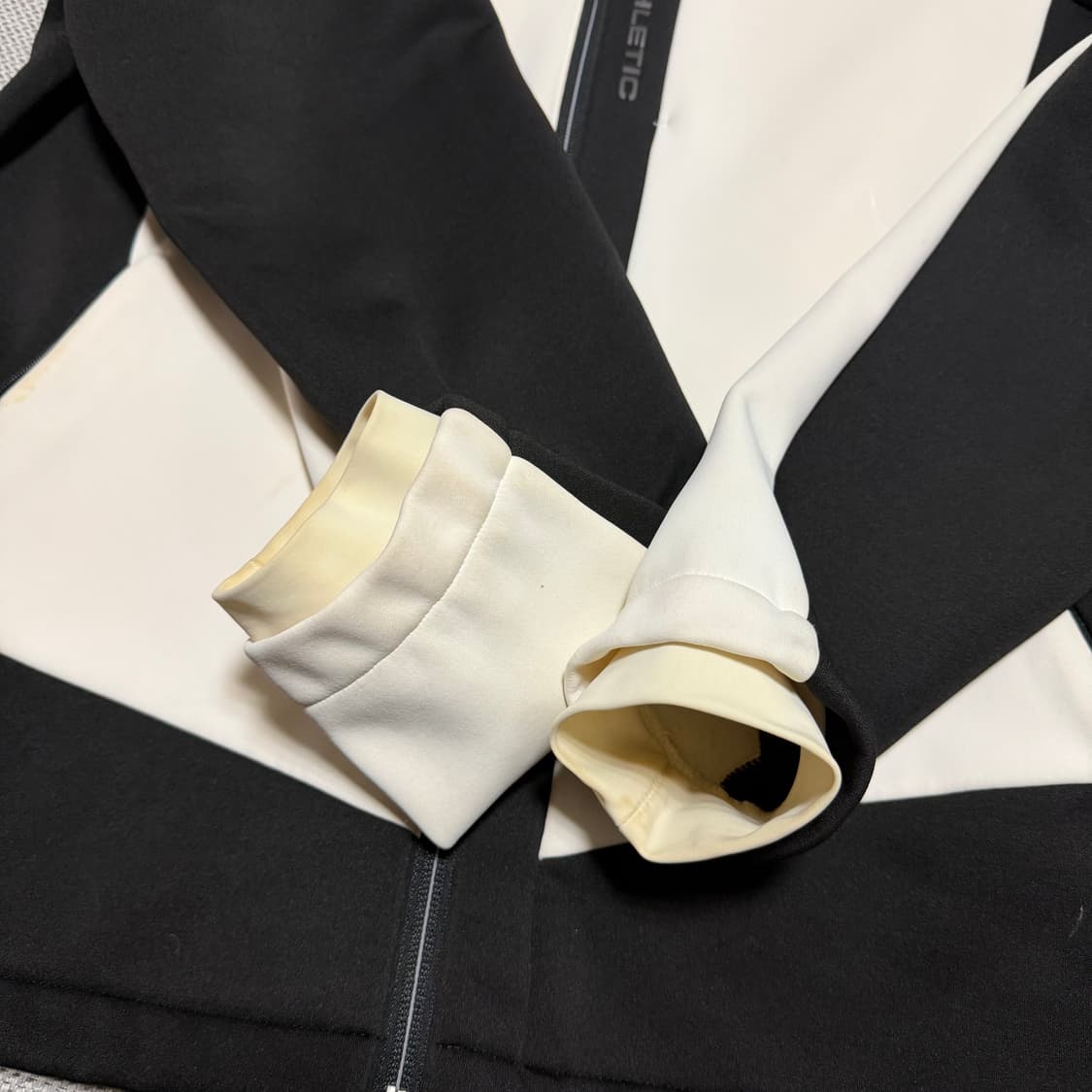 데상트 기모 트랙 자켓 상품이미지4