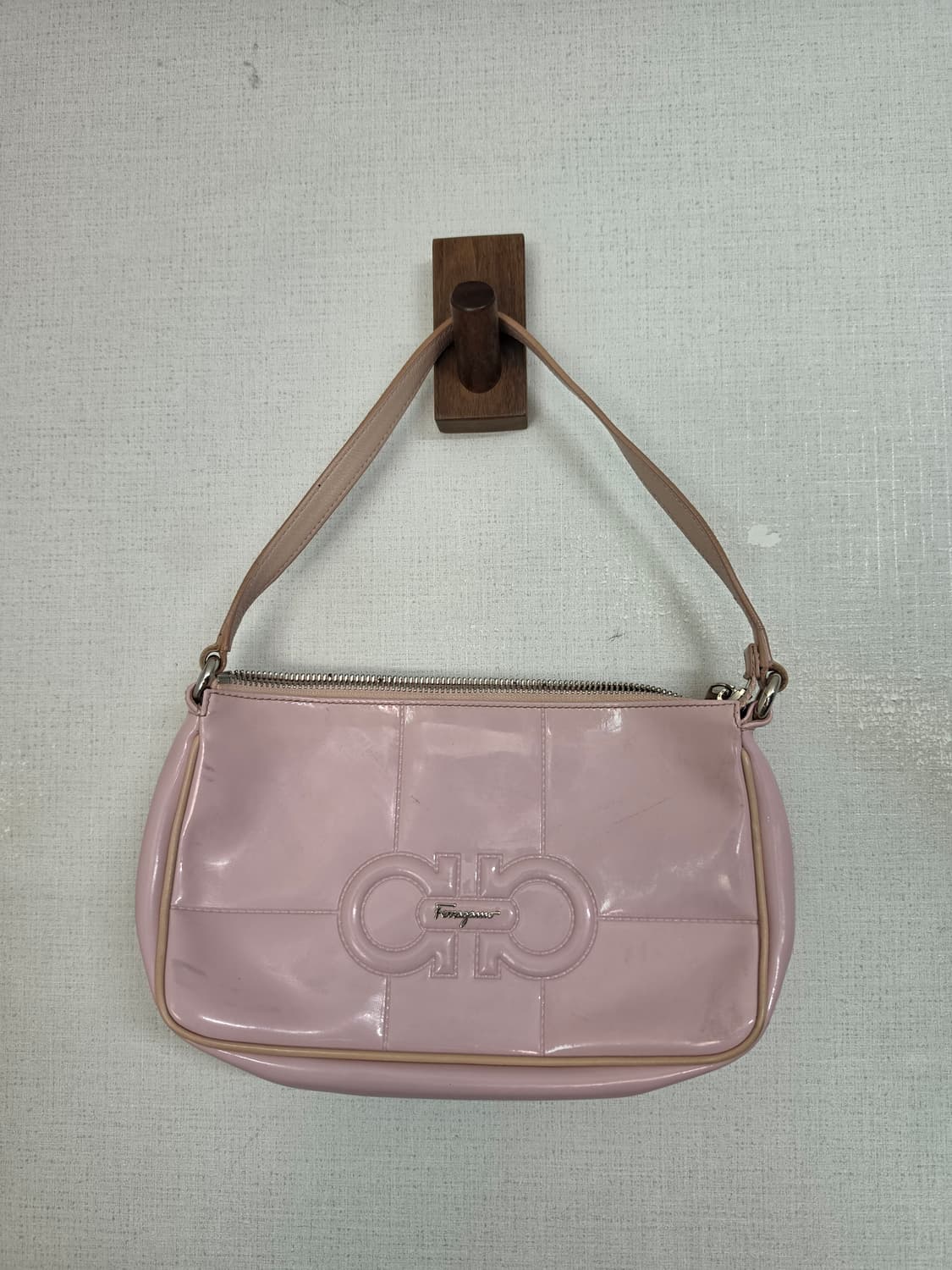 살바토레 페라가모 비비드 글로시 핑크 미니 클러치 백 상품이미지1