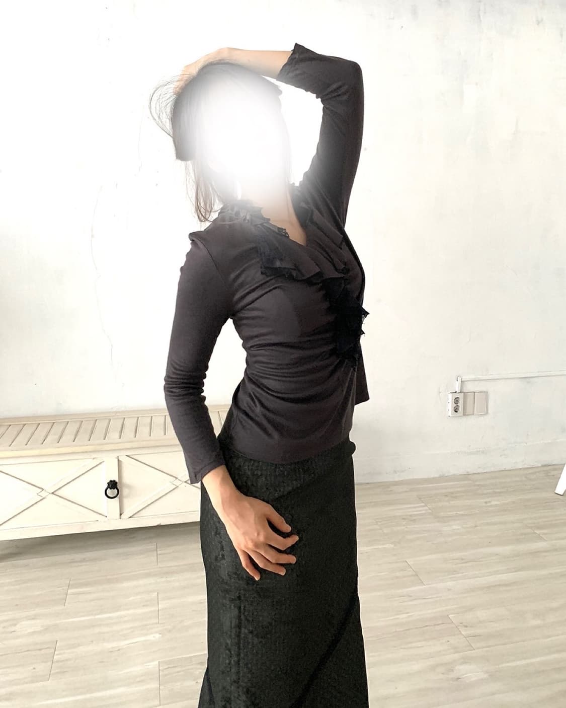 Feminine Charcoal Ruffle Blouse 상품이미지4