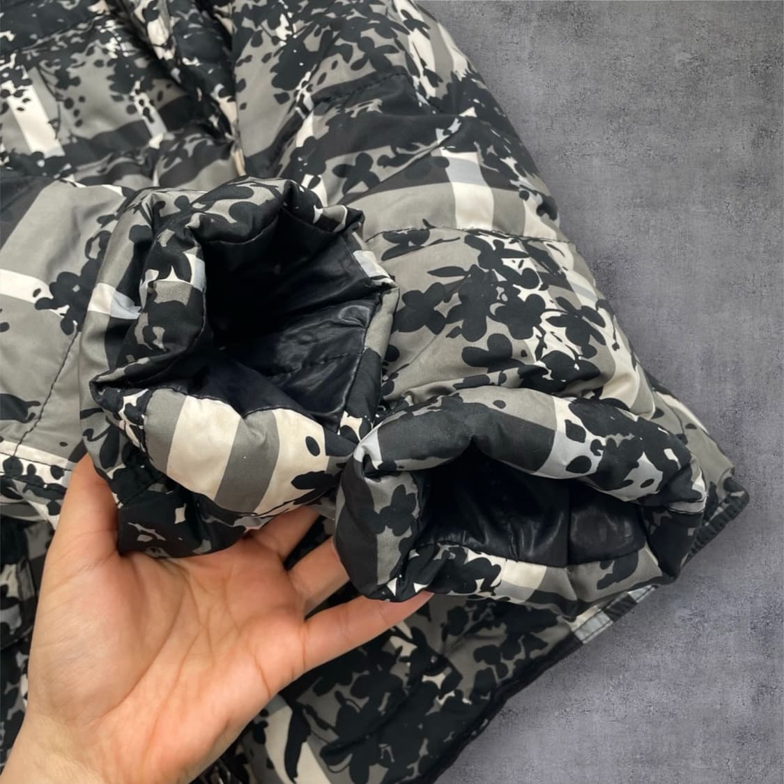 블랙 아이보리 플로럴 체크 패턴 하이넥 패딩 자켓 (UK 8) 상품이미지7