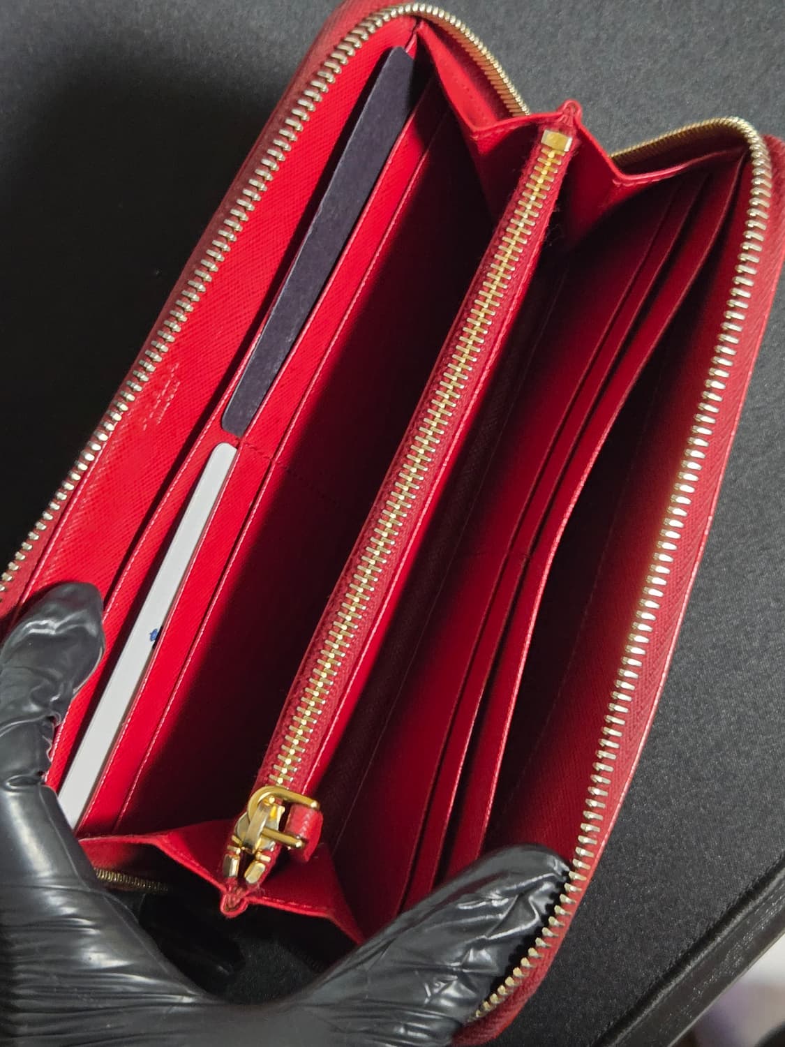 [정품] 프라다 집어라운드 금장 버건디 장지갑 상품이미지3