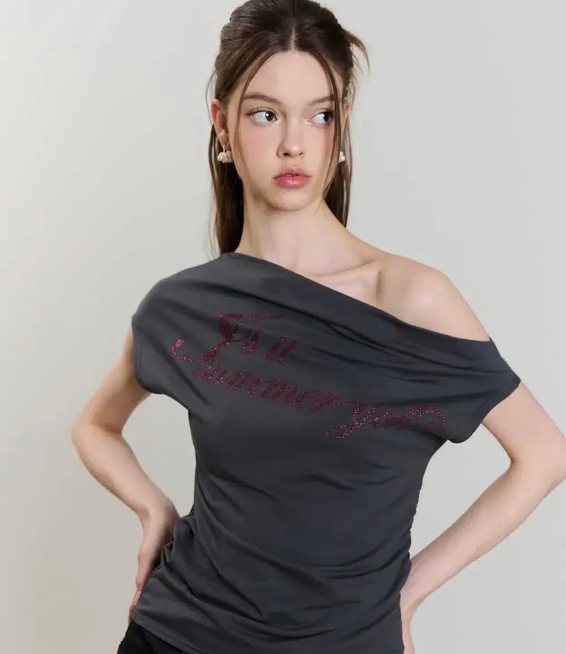 러브이즈트루 SM GLITTER OFFSHOULDER TEE 오프숄더 상품이미지1