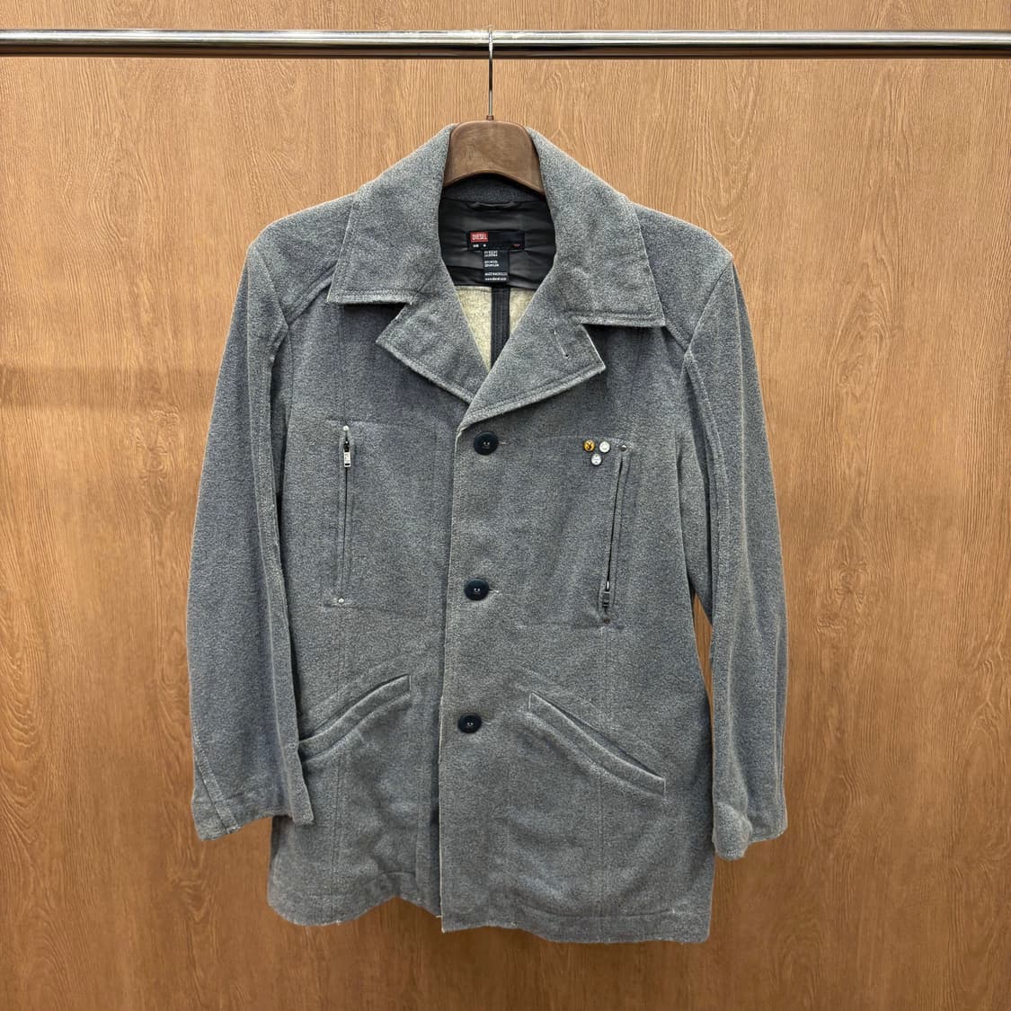 디젤 싱글 하프 코트 지퍼 포켓 핀 배지 장식 디테일 레귤러핏 그레이 상품이미지2