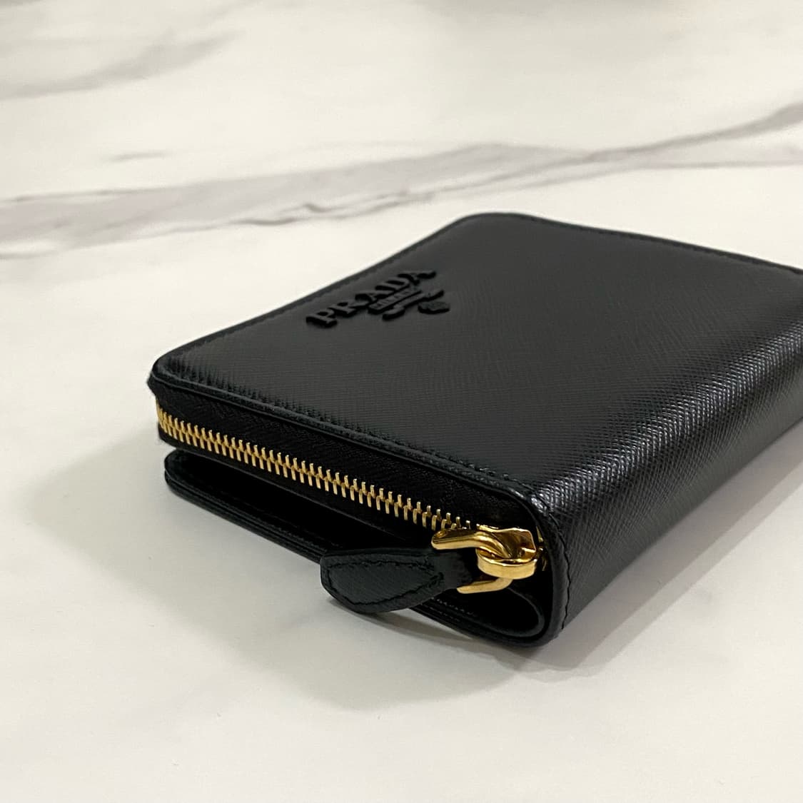 프라다 사피아노 블랙 로고 지퍼 반지갑 정품 상품이미지3