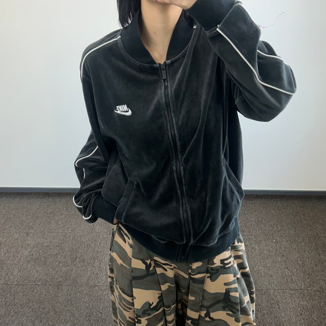 Nike 나이키 화이트 로고 차콜 벨벳 집업 상품이미지2