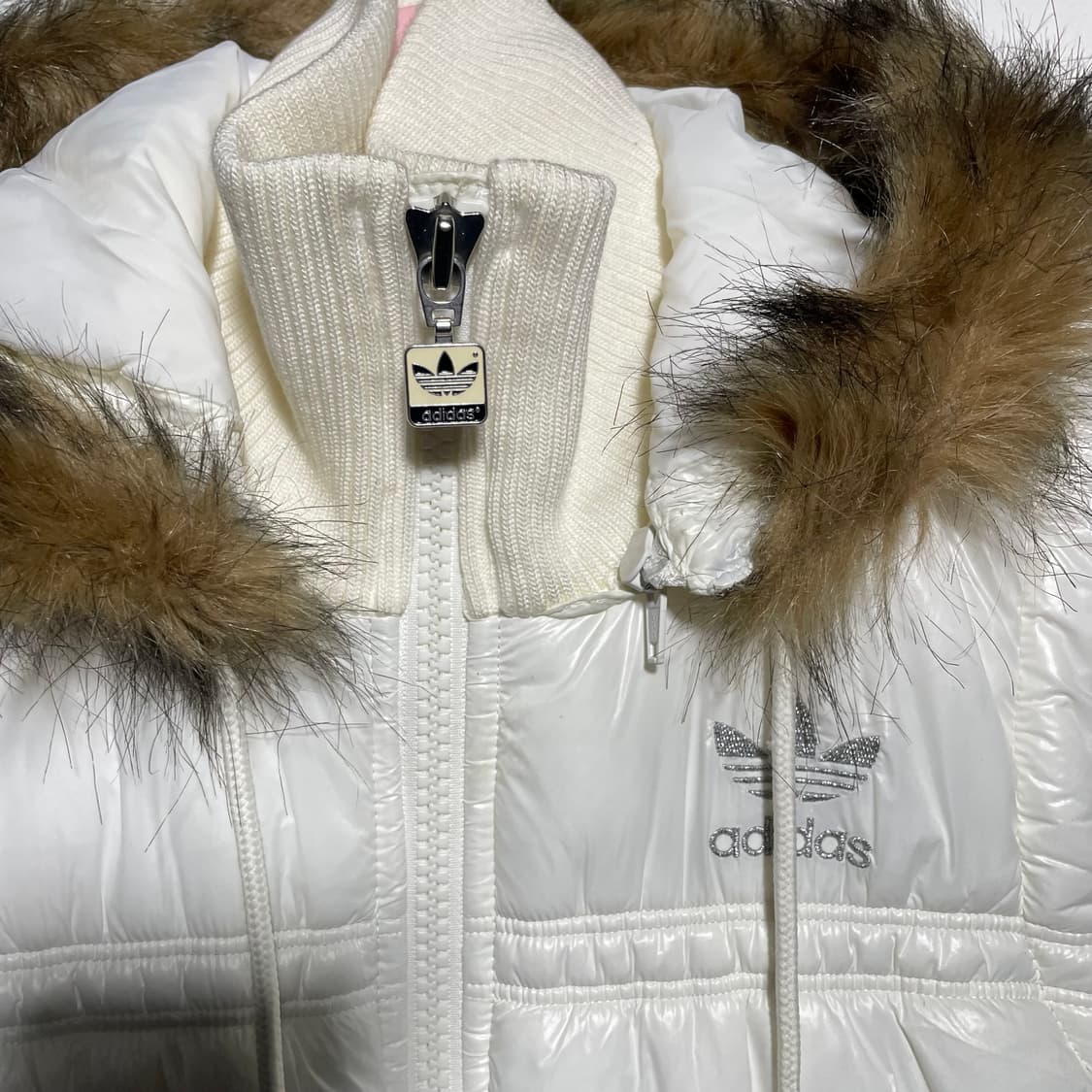 아디다스 화이트 패딩 조끼 상품이미지4