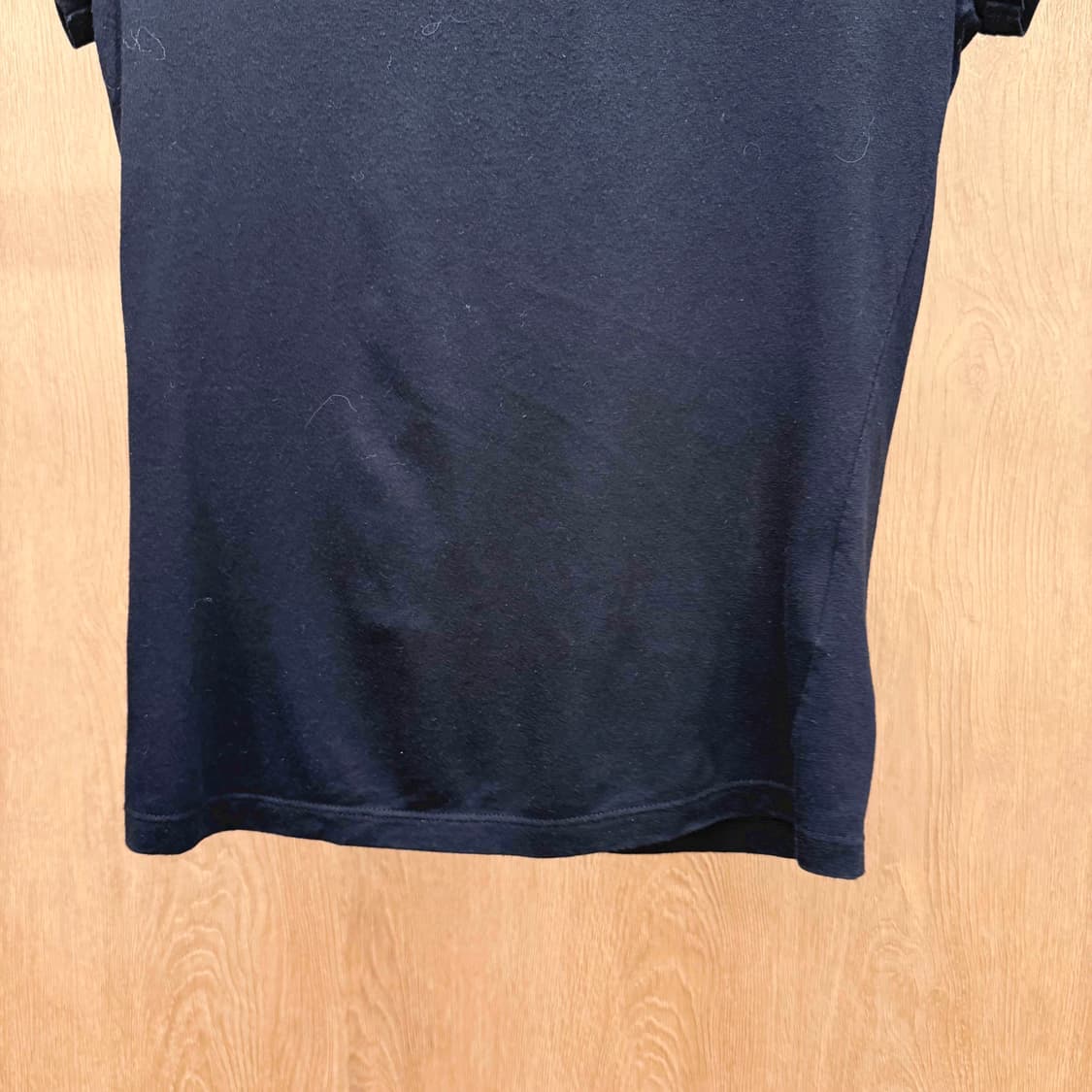 버버리 블루라벨 반팔 티셔츠 체인 그래픽 넥라인 메타릭 디테일 블랙 상품이미지6