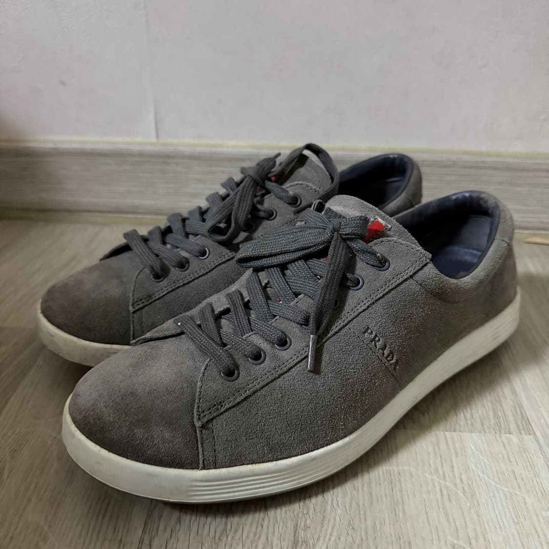 프라다 남성 스웨이드 로고 스니커즈 그레이 7.5 (270) 상품이미지3