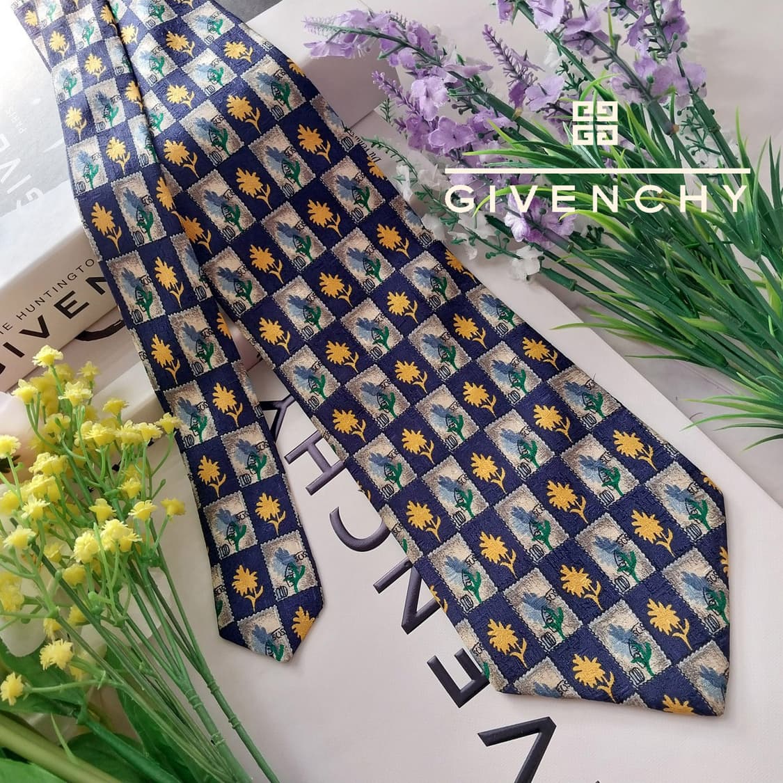 지방시 실크 네이비&옐로우 플라워 넥타이 9.7cm A+등급 K1349
 상품이미지1