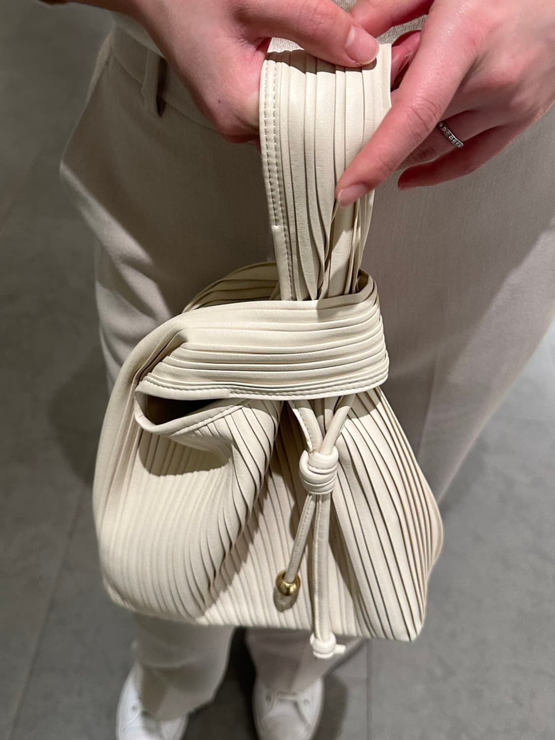 (한섬) LATT 모르 플리츠 토드백 새제품 상품이미지8