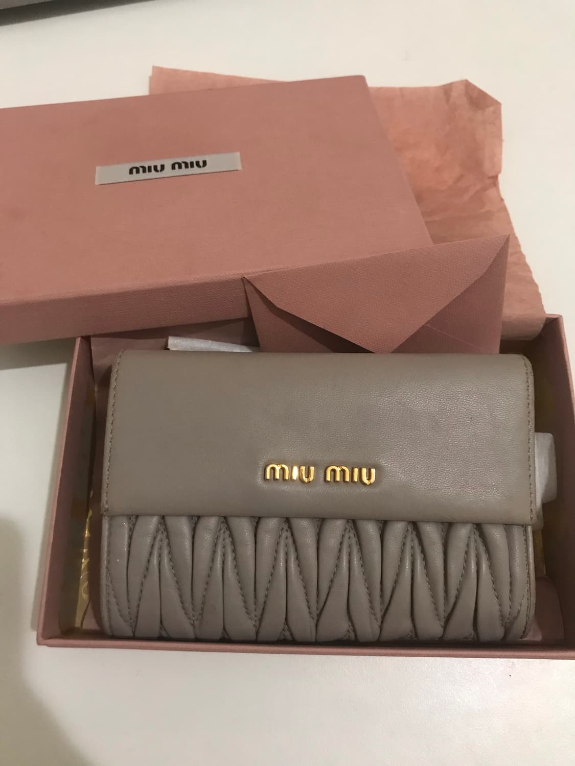 미우미우 마테라쎄 반지갑 상품이미지1