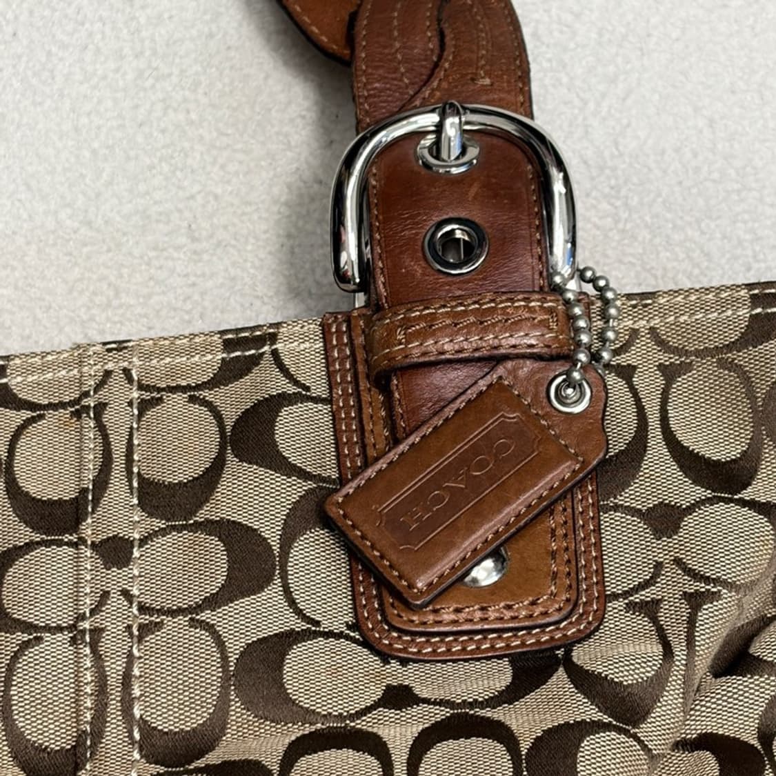 COACH 시그니처 브라운 레더 캔버스 숄더백 상품이미지2