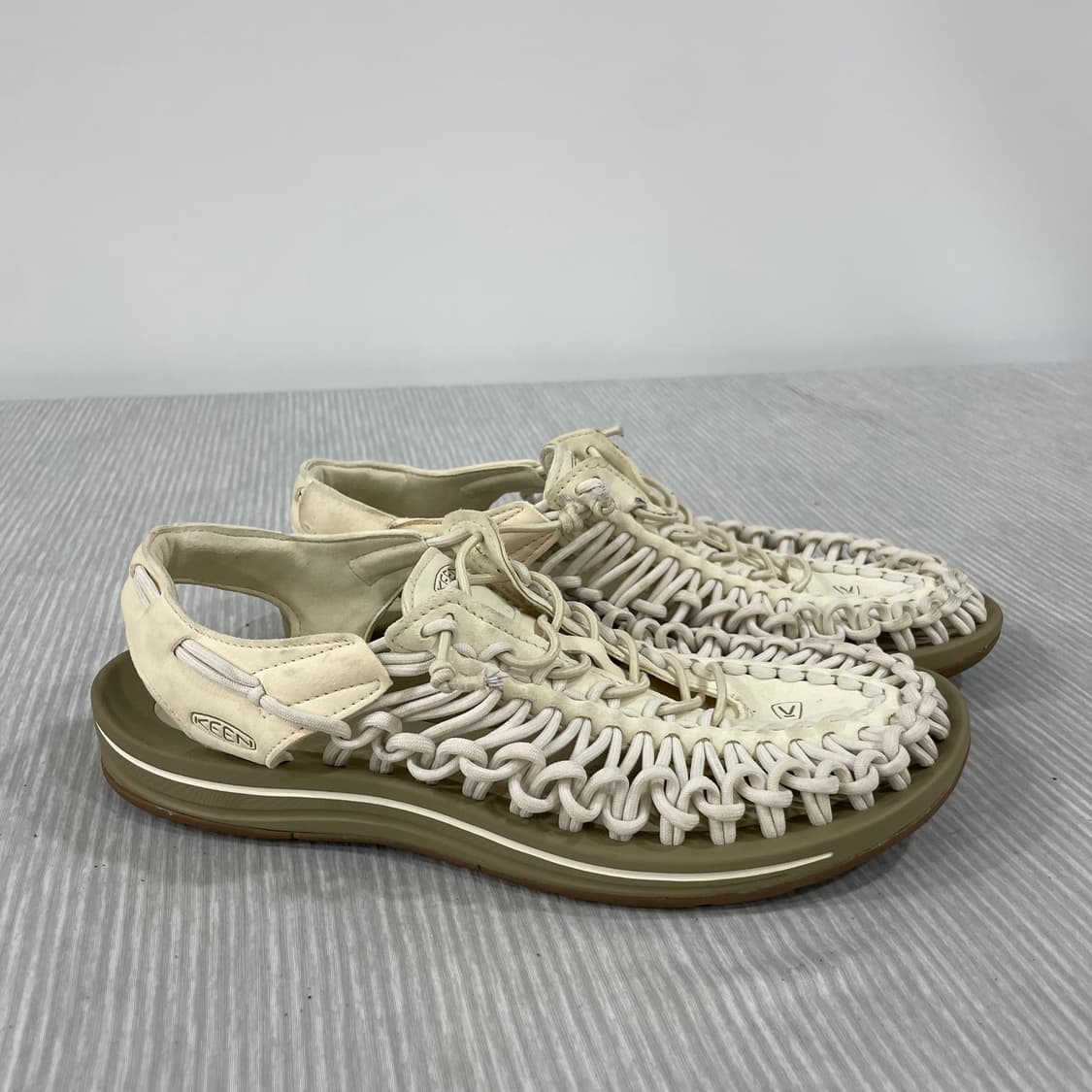703) KEEN 킨 유니크 샌들 화이트 캡 콘스타크 280mm 상품이미지1