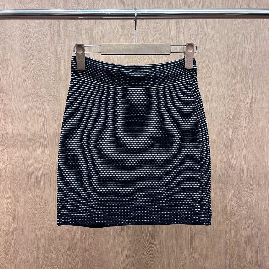 띠어리 미니 울 스커트 스판 밴딩 스트라이프 패턴 디테일 H라인 블랙 상품이미지2