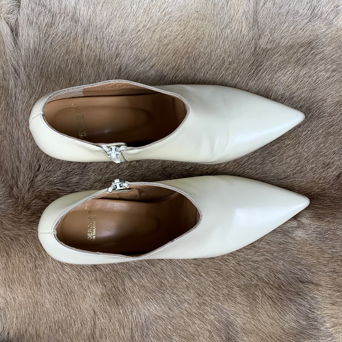 언더커버 22SS 스틸레토 레더 펌프스 힐 상품이미지4