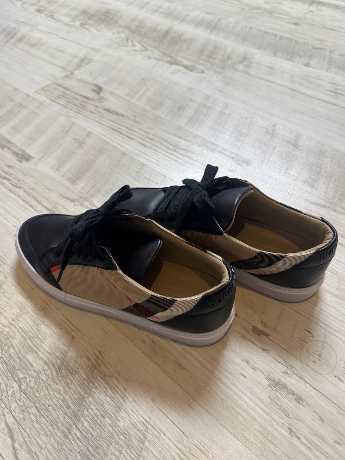 버버리 여성 레더 스니커즈 35 상품이미지1