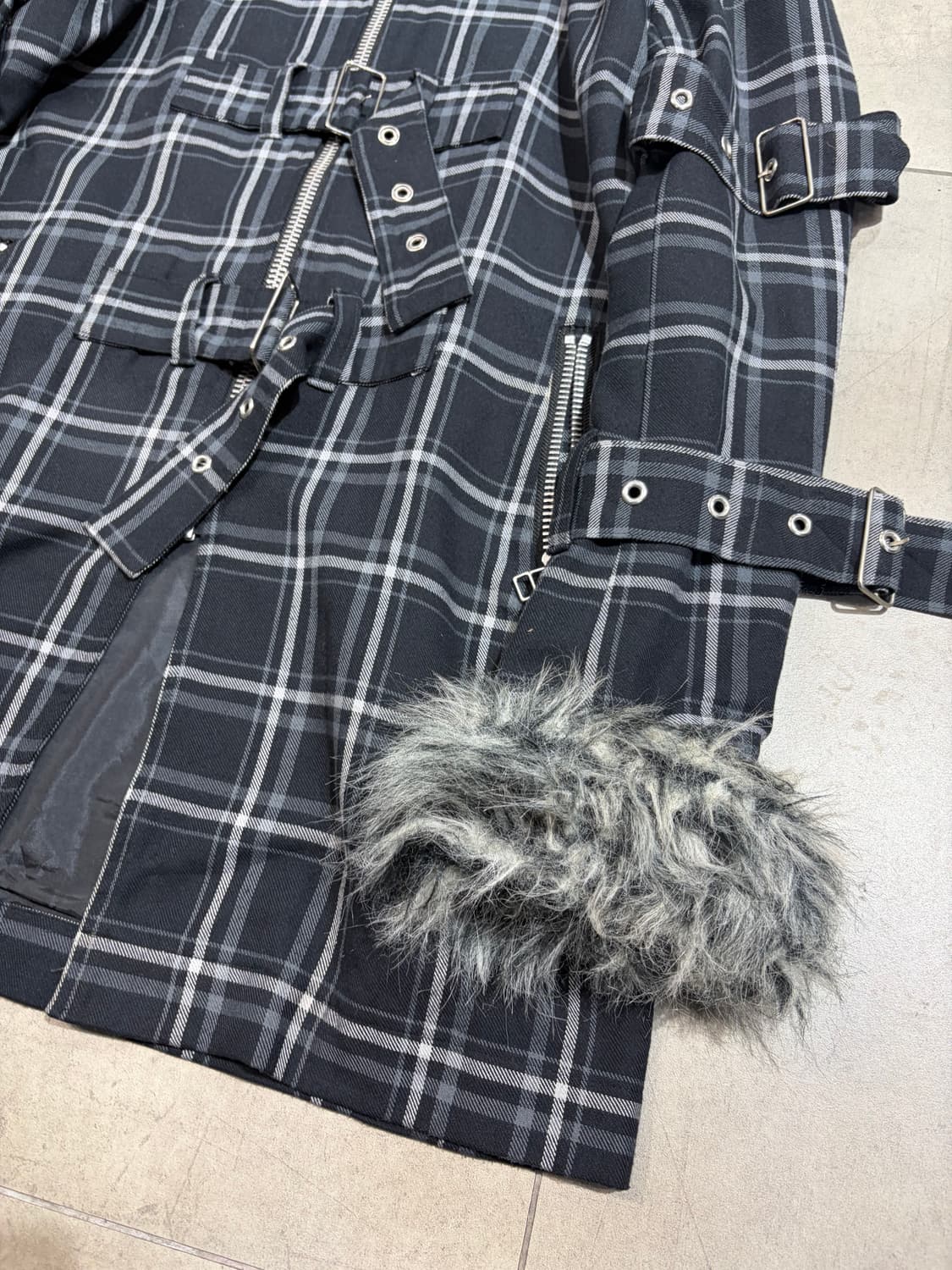 Devlin bass 락펑크 체크 버클 퍼 코트 상품이미지3