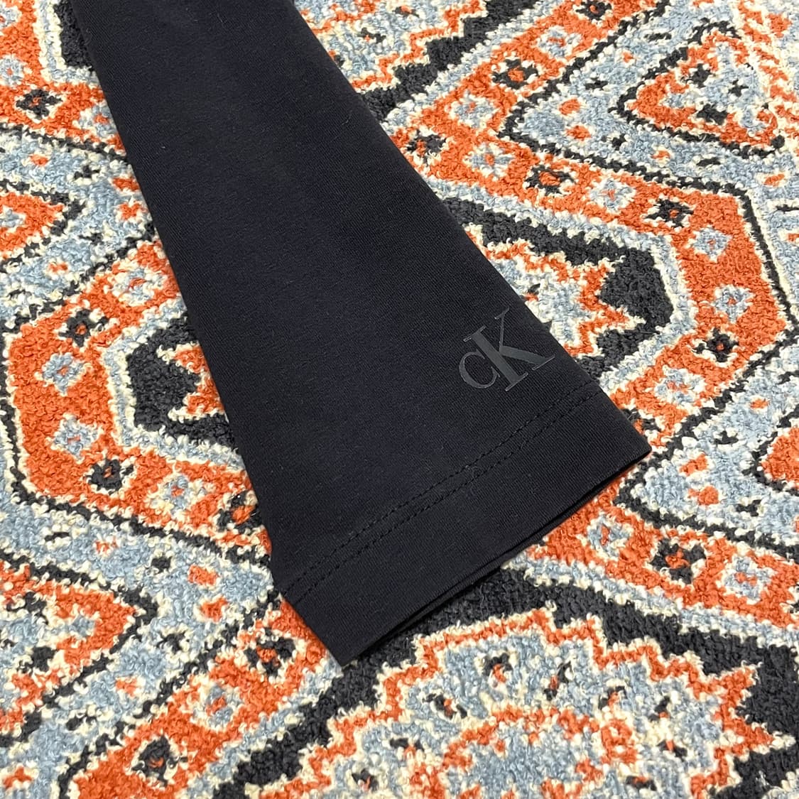 캘빈클라인진스 시그니처 로고 블랙 텐션 원단 긴팔티셔츠 남성M 상품이미지3