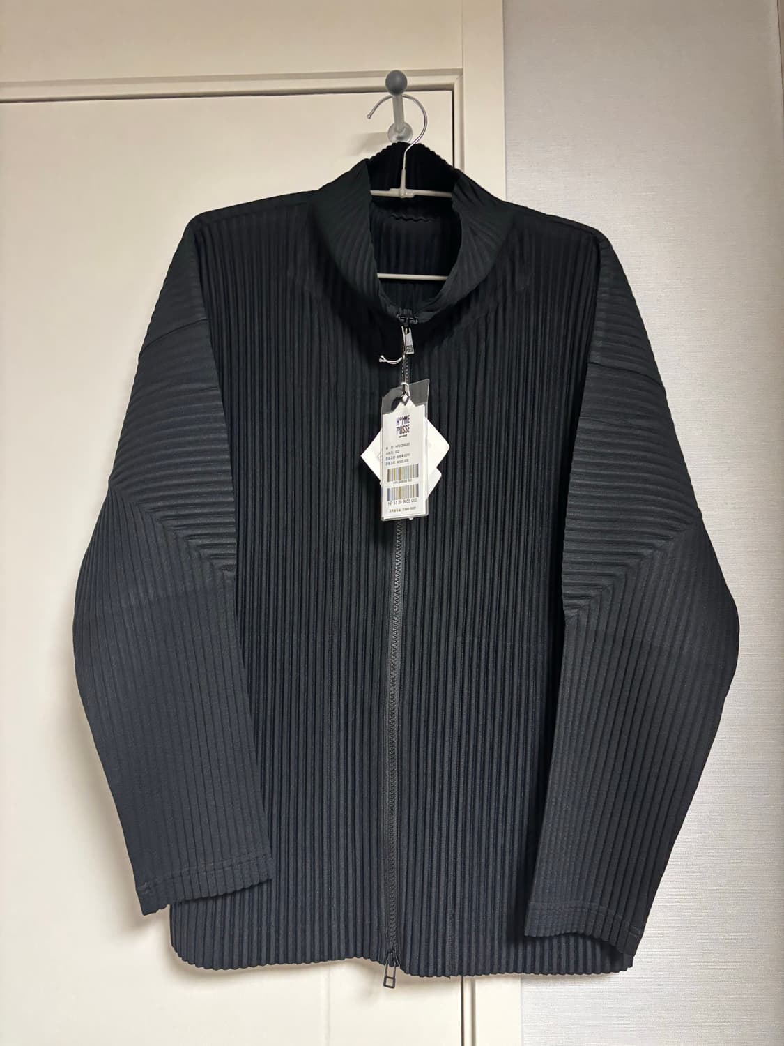 옴므플리세 오버 사이즈 하이넥 집업 블랙 - 이세이미야케  상품이미지1