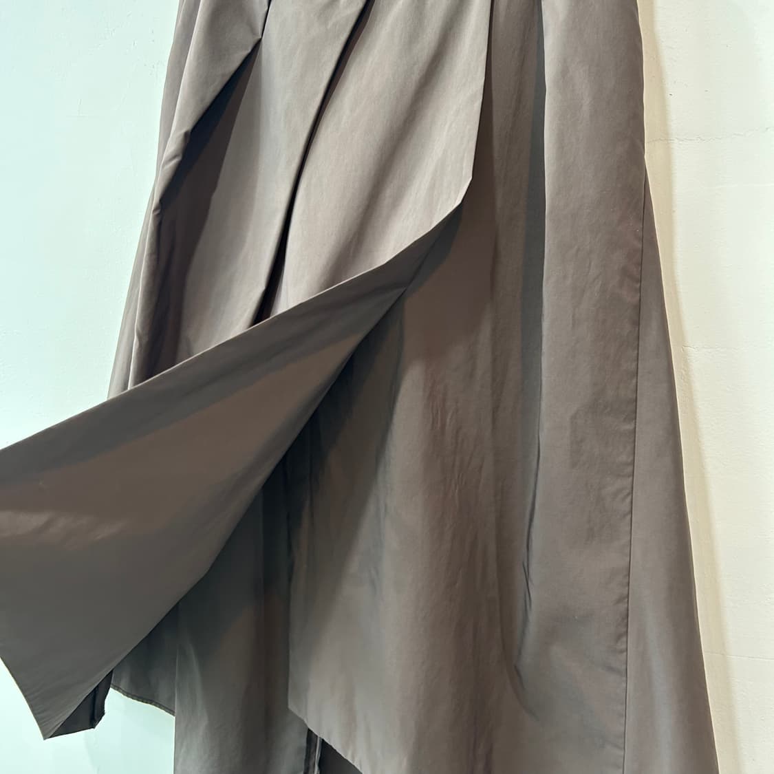 브라운 핀턱 언발 플레어 스커트 상품이미지3