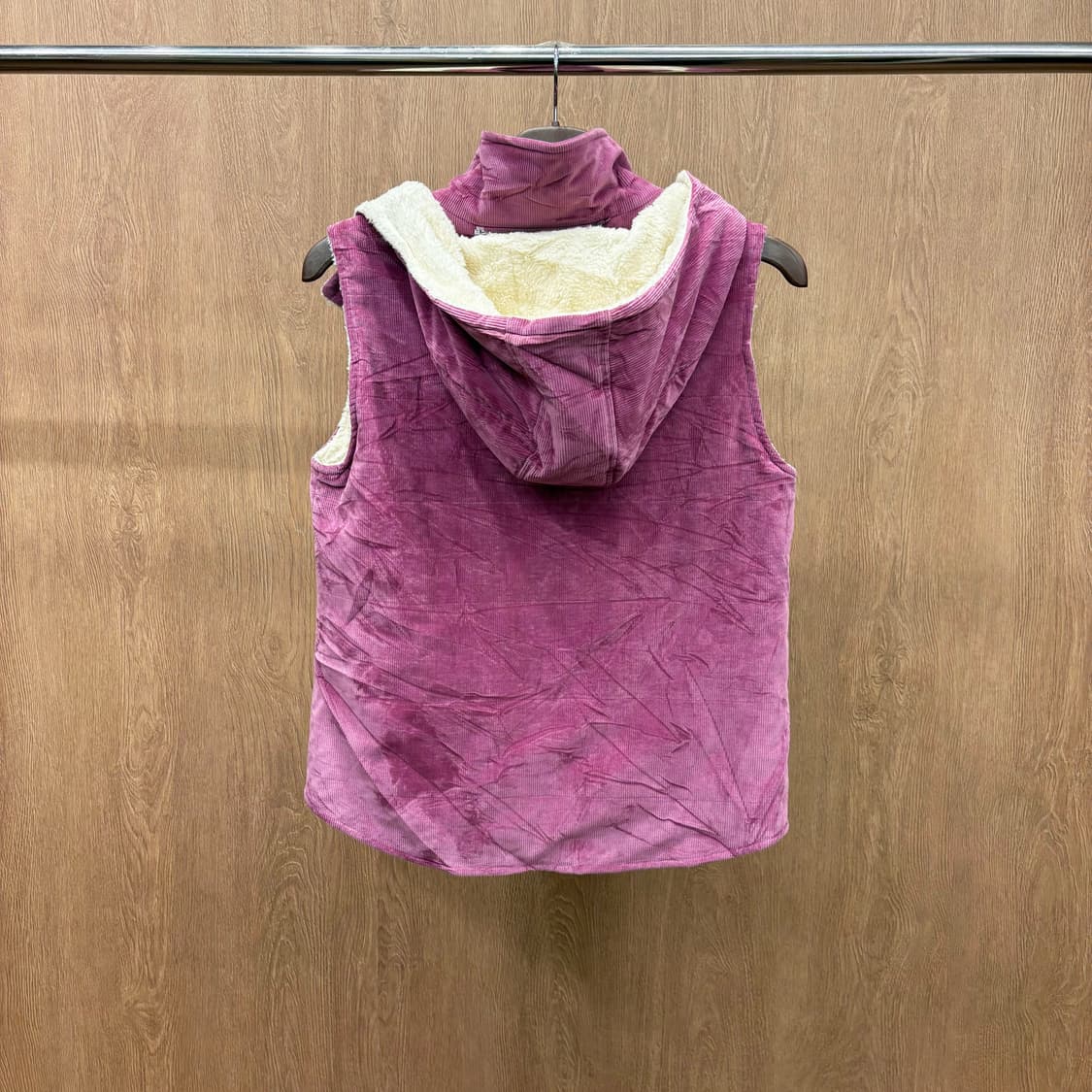 띠어리 후드 베스트 코듀로이 안감 쉐르파 라이닝 플랩 포켓 디테일 핑크 상품이미지3