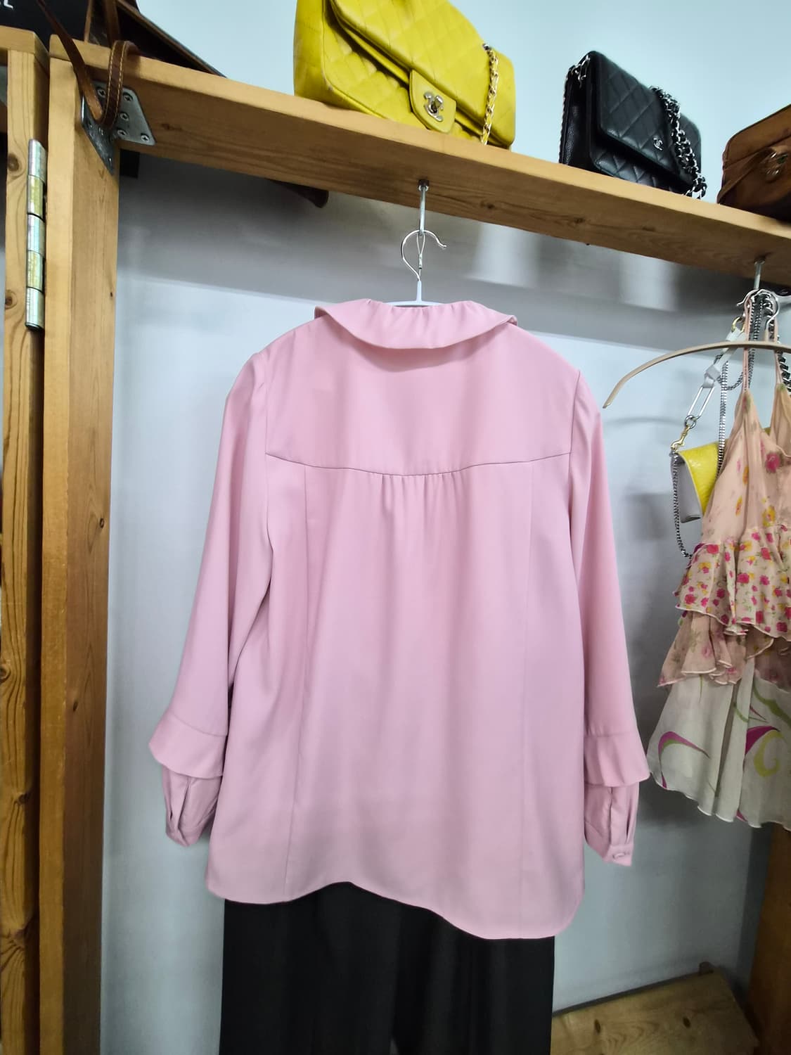 1.기비 프릴넥 핑크 블라우스 2.juan슬랙스 상품이미지6