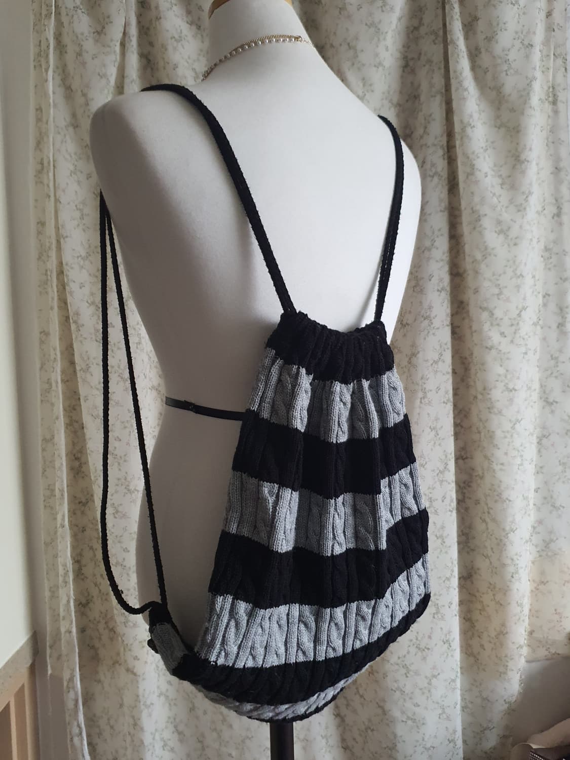 [소품] 니트 스트라이프 크로스백 블랙/그레이 상품이미지1