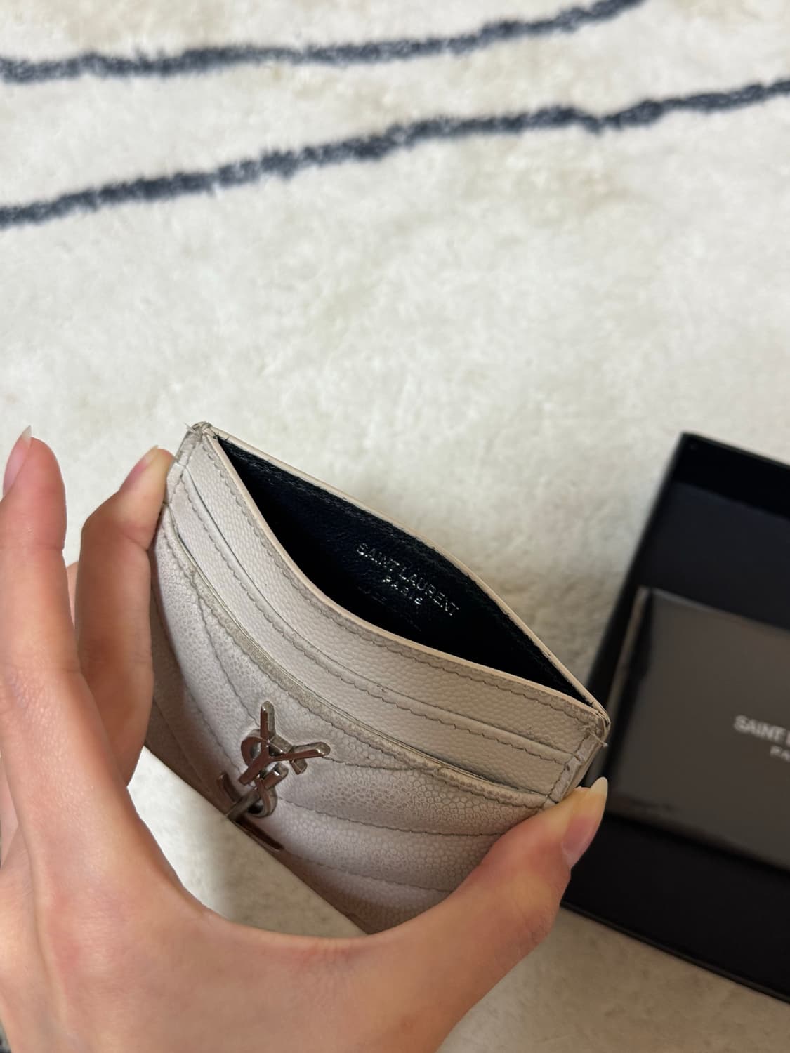 입생로랑 화이트 은장 마틀라세 카드지갑 상품이미지5