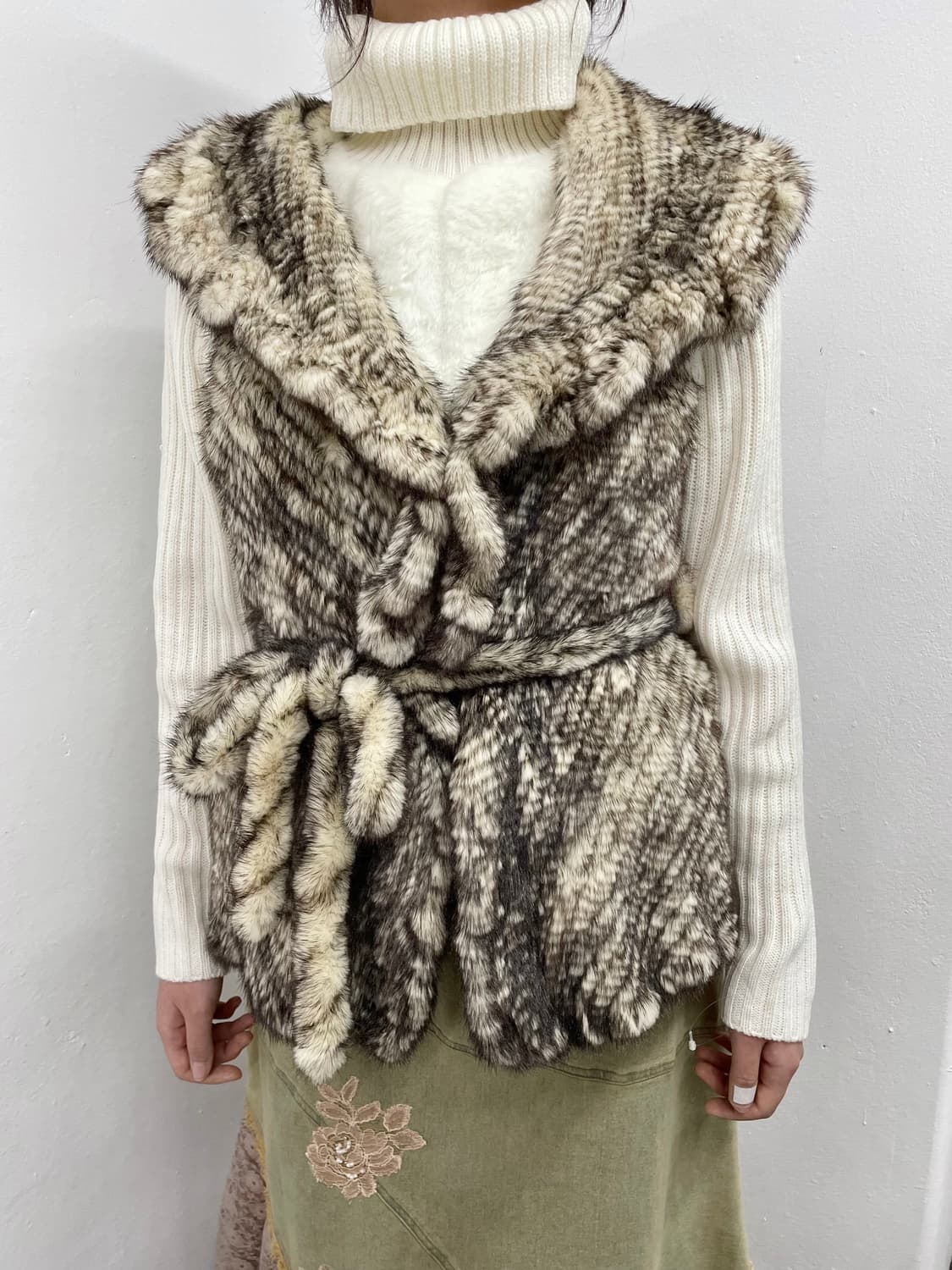 화이트페어리 밍크 프릴 베스트 상품이미지1