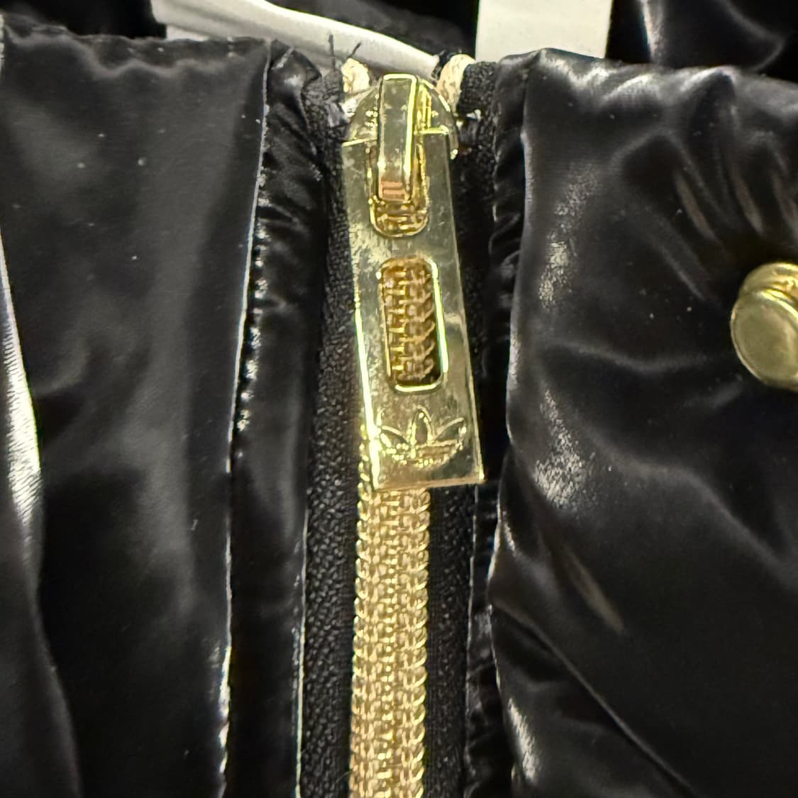 아디다스 블랙 유광 숏패딩  상품이미지9